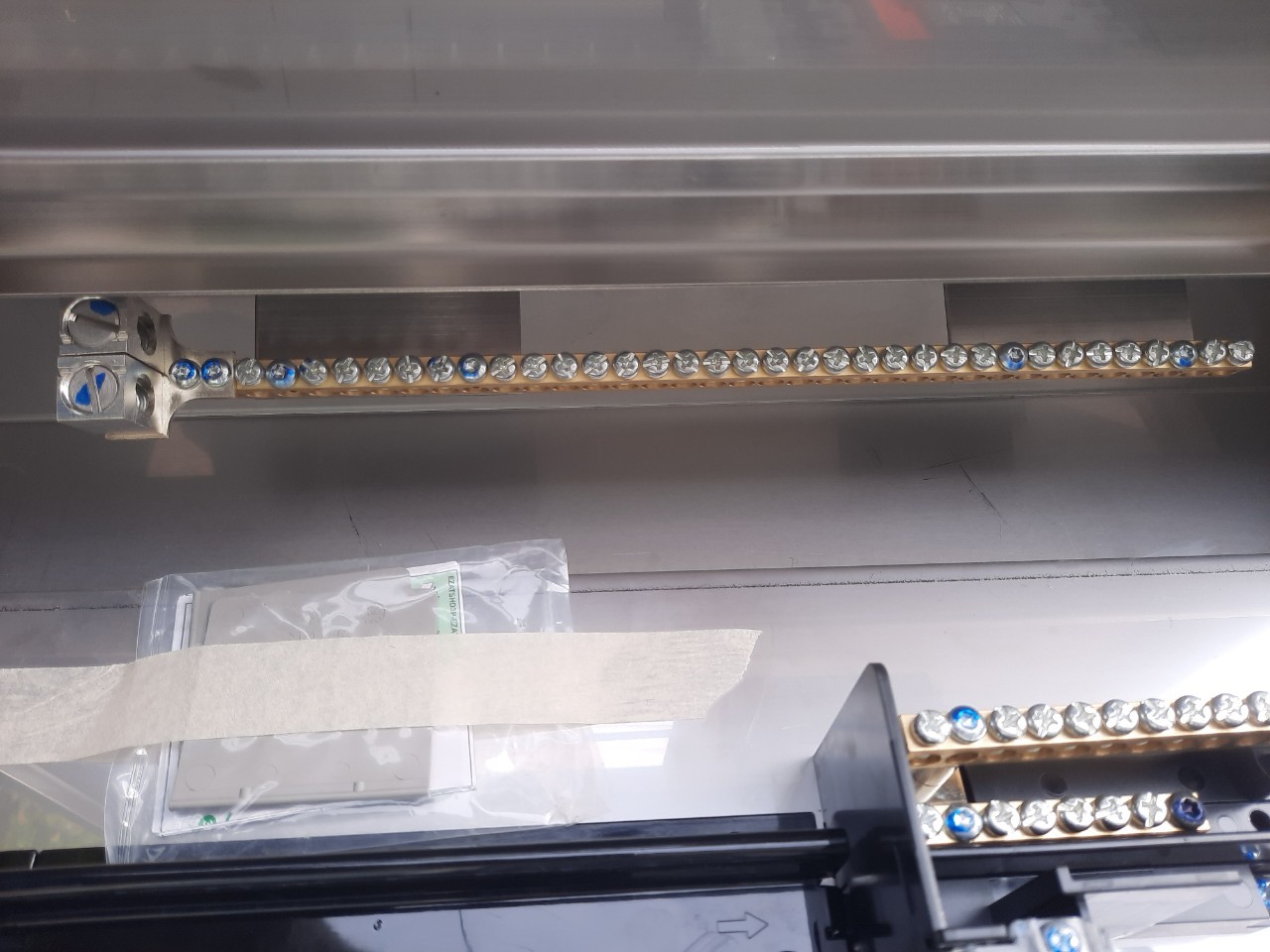 LOAD CENTER 100A ตู้สแตนเลส 304 มีหลังคาสโลป W450xH650xD152mm. (30ช่อง)