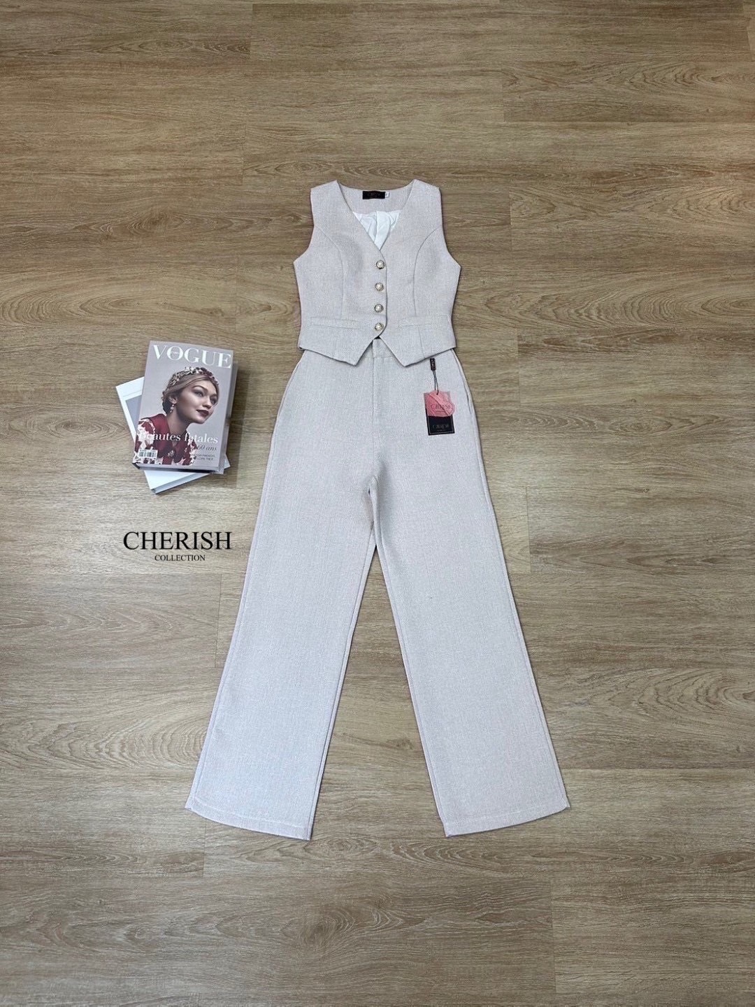 Set ผ้าทวิตเนื้อนุ่ม เกรดพรีเมียม ตัวเสื้อครอบพอดีเอว แต่งกระดุมหรู แมทกางเกงเอวสูงใส่แล้วดูสูงเพรียว กระเป๋า 2 ข้างใช้งานได้จริง สวยดูแพง ปังมากคร่า