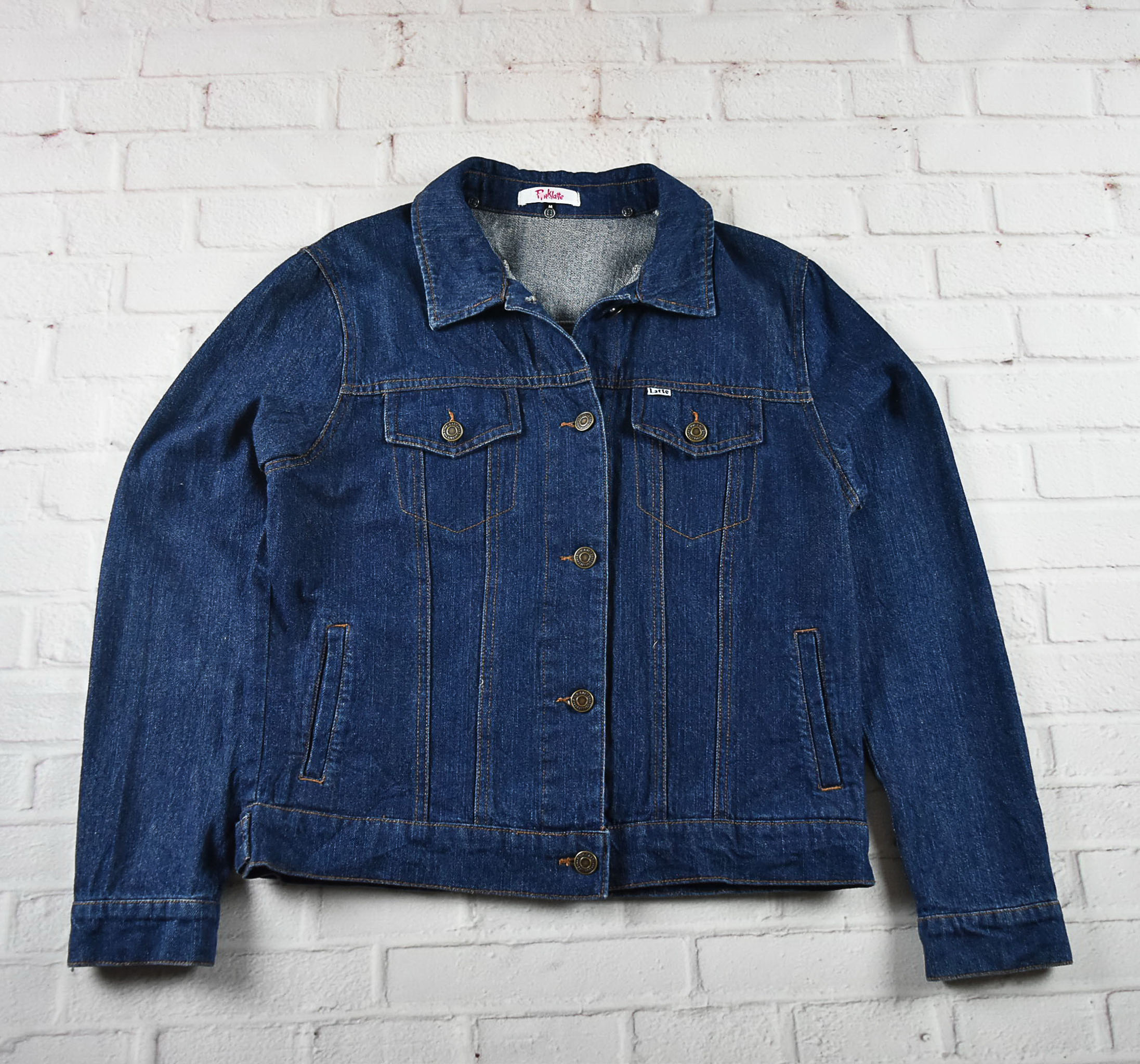 Fink latte อกจริง 38 ไซส์ M เสื้อแจ็คเก็ตยีนส์ แขนยาว ผู้หญิง สีเข้ม ลายปักหลังเสื้อ สภาพสวย มีกระเป๋าข้าง