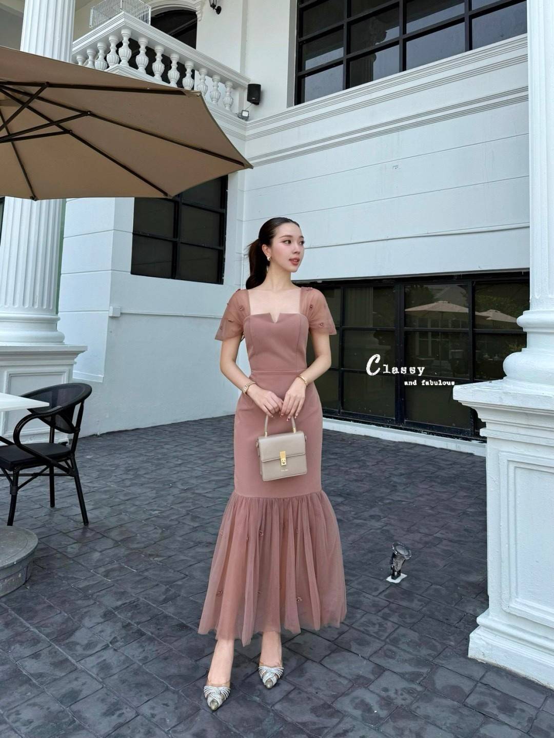 เดรสคอรูปหัวใจ ตรงไหล่เป็นผ้าซีทรูปิดไหล่ สามารถรูดขึ้นลงได้ ตรงผ้าติดดอกไม้ 3D สวยๆ ช่วงตัวเป็นผ้าพื้นอัดกาวอย่างดี และตรงปลายกระโปรงจับจีบผ้าซีทรูติดดอกไม้ 3D เหมือนผ้าตรงไหล่ค่ะ ช่วงอกมีฟองน้ำ ซับในทั้งตัว ซิปหลังใส่ง่ายค่ะ ชุดนี้สวยเก๋ ไม่ซ้ำใคร สวยสุ