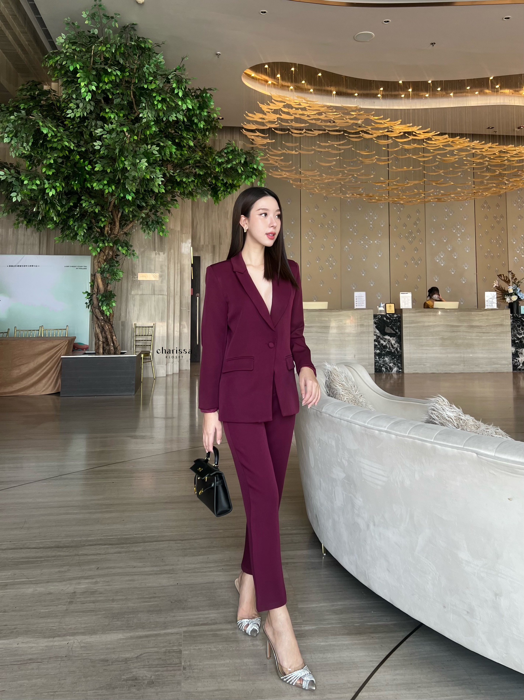 Blazer+กางเกง ผ้าดีใส่สบายมาก เสื้อสูทมีซับในอย่างดี แต่งกระดุมผ้าเดียวกับสีชุด มีซับในทั้ชุด มาคู่กับกางเกงขายาวใส่สบายๆ ไม่สม้อคนะคะ กระเป๋าใช้งานได้จริงทั้งเสื้อและกางเกงเลยค่า เสื้อสูทมีรองบ่าบางๆเพื่อให้เป็นทรงสวย จะใส่คู่กับรองเท้าผ้าใบวันสบายๆ หรือ