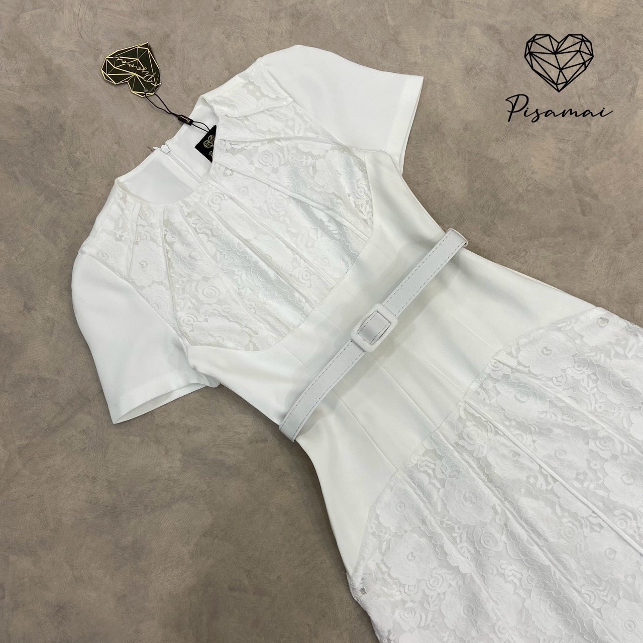 เดรสสีขาวตัวยาวคอกลม แต่งลายเส้นนูนแซทงานฉลุลูกไม้สีขาว มาพร้อมเข็มขัดเข้าเซ็ต ใส่เฟียสๆ แกรมๆ ได้ไม่ซ้ำใคร ต้องมีเลยค่า