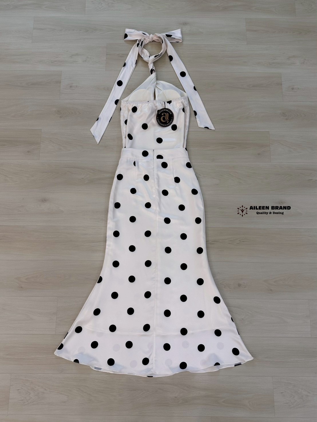 Set2 ชิ้น เสื้อทรงฮอลเตอร์ผูกคอด้านหลัง ดีเทลจับจีบตรงอก (อกเสริมฟองน้ำ ซิปข้าง )มาพร้อมเข็มกลัดเพิ่มความเก๋ มีซับใน กระโปรงยาวพริ้วสวยเข้ารูป แต่งชับในสีขาว (ซิปหลัง) เนื้อผ้าซาตินอย่างดี ลาย polka dot