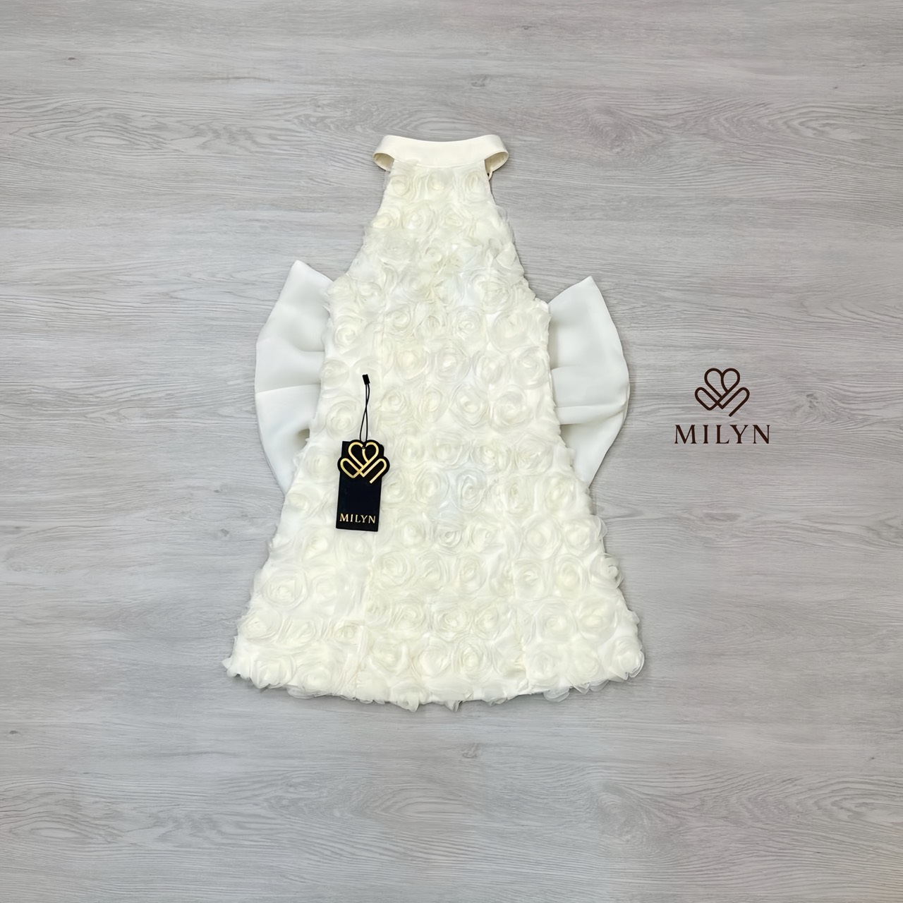 มินิเดรสแต่งดอกกุหลาบทั้งตัว ดีเทลเนื้อผ้าแบบ 3D ทำให้ชุดดูโดดเด่นมากขึ้น คอฮัลเตอร์ช่วยเสริมลุคให้ดูเพรียวและหรูขึ้นไปอีกขั้น ด้านหลังเปิดหลังสวย พร้อมโบว์ใหญ่สุดละมุนเป็นไฮไลต์ของชุด ใส่แล้วน่ารักปนความหวานแบบผู้ดีมากกกก 💙 ตัวเดรสทรงสวย