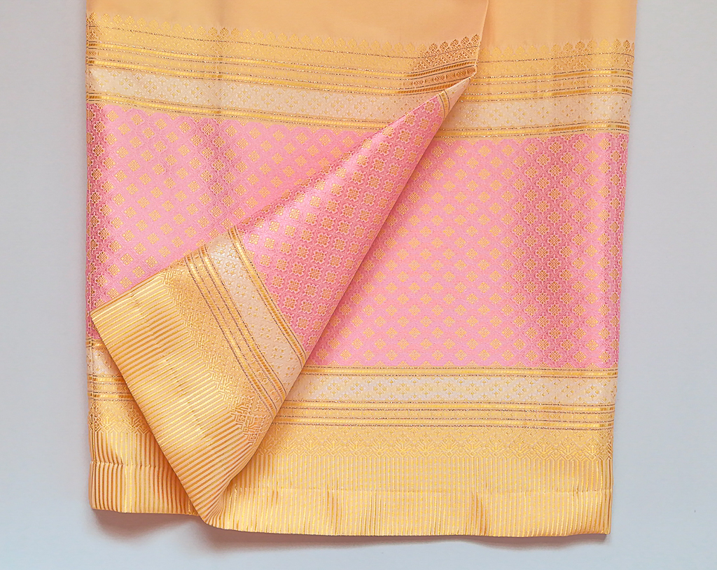 ผ้าถุงไหมสำเร็จรูป (สีครีม) งานตัดเย็บประณีต อัดผ้ากาวตามสีของผ้าถุง เนื้องานดีเกรด A (รอบเอว 32 นิ้ว)