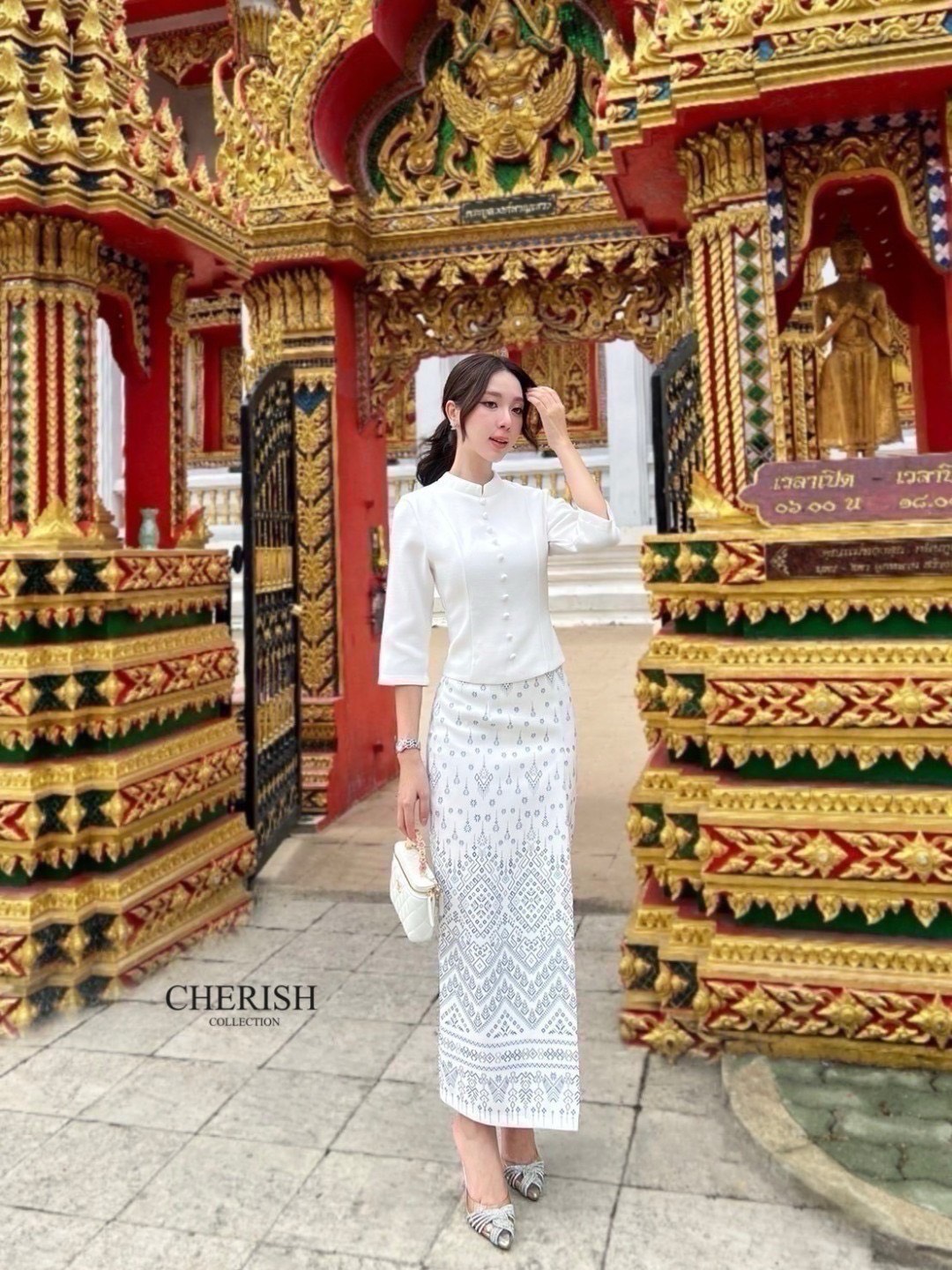 เช็ท 3 ชิ้น ชุดงานบุญ ชุดไทยหรือจะใส่เป็นธีมชุดเพื่อนเจ้าสาวก็เหมาะ ใส่ได้ทุก เทศกาล ดีเทล เสื้อคอกลมแต่งกระดุมเรียง แขน 3 ส่วน เสริมซับในอย่างดี ใส่คู่ผ้าถุงพิมท์ลาย เนื้อผ้าใส่สบาย มีเข็มขัด ไม่ว่าจะออกงานไหน ก็สวยยืนหนึ่งค่ะ