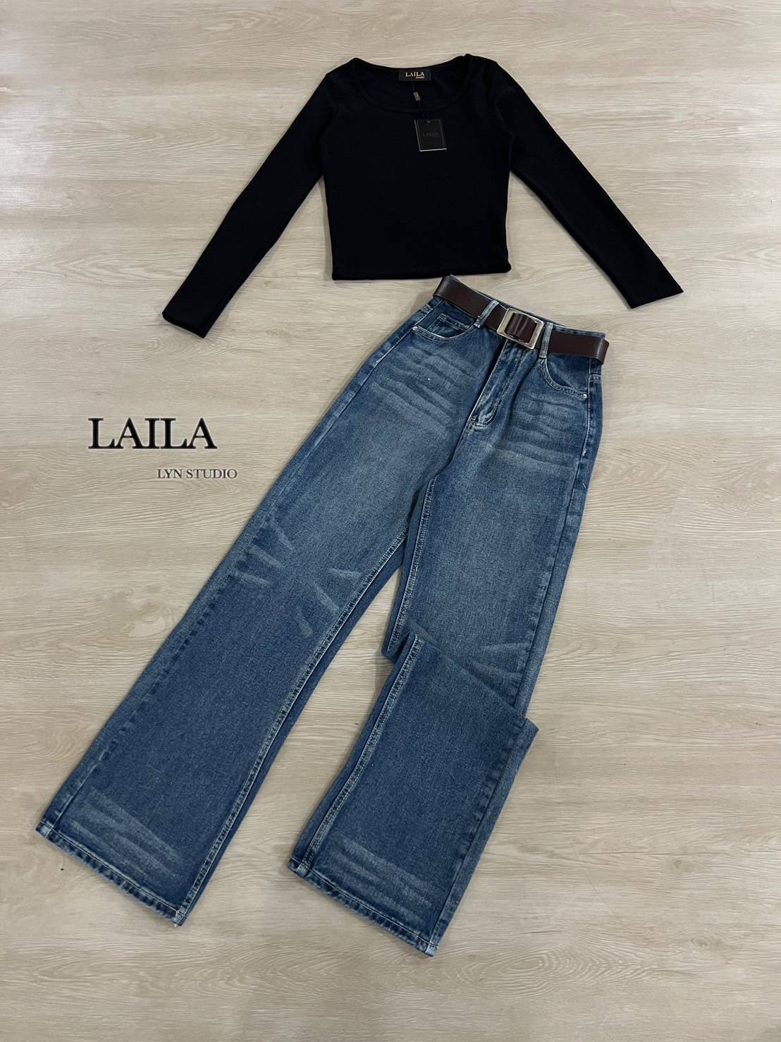 Set เสื้อ+กางเกง งานเสื้อคอยูทรงแขนยาว ดูดีทรงสวยผ้าใส่สบาย เสื้อทรงเข้ารูปเนื้อผ้ายืดหยุ่นได้นิดหน่อย มาพร้อมกางเกงยีนส์ขายาวงานทรงขากระบอกและทรงปล่อยๆ งานแต่งผ้ายีนส์สีเข้ม พร้อมเข็มขัดหนังหัวอะไหล่สีเงินสาวเวียดนามลุคผู้ดีแมชกันได้เลยค่าา #bylaila bran