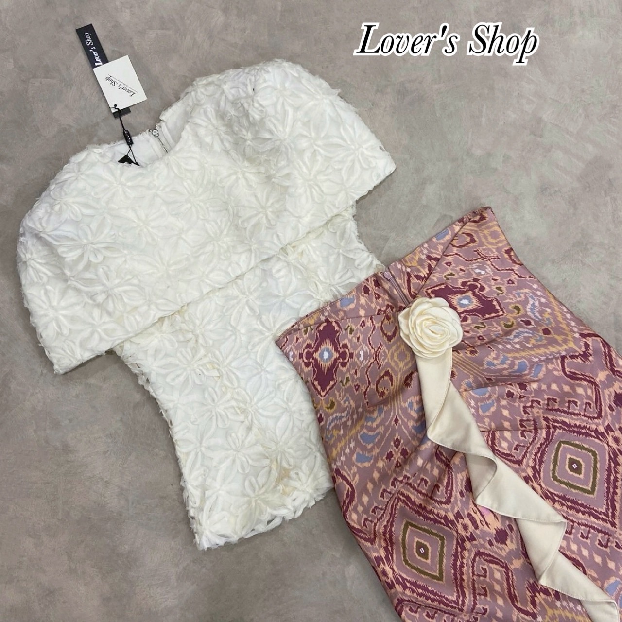 Teg : Lover’s Shop Detail : แม่หญิงไทยสุดๆค่าา สวยหวานละมุนลงตัวสุดๆ ไม่ต้องไปจับแม็ทเองค้า สวยยกเซ็ท ดีเทลตัวเสื้อเป็นทรงคลุมไหล่ ทรงเข้ารูปพอดีตัว ช่วงปกด้านหลังผ่าออก สามารถยกมือใช้งานได้สะดวกค่ะ ตัวเสื้อมีซับในอย่างดีค่ะ ใช้ผ้าลูกไม้เนื้อนุ่มไม่คันนะค