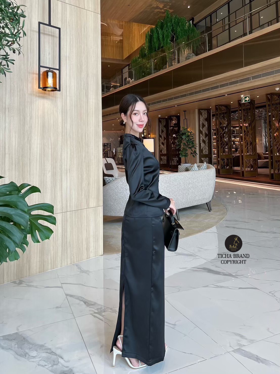 ชุดเซต2ชิ้น สีดำ ชุดไทยจิตรลดา เสื้อคอจีนแขนยาวแต่งกระดุมด้านหน้าใช้งานได้จริง มาคู่กับกระโปรงยาวทรงสอบดีเทลเย็บพับด้านหน้าให้ดูสวย ดีไซน์ผ่าหลัง (มีซิปหลัง) ทรงสวยเข้ารูปเป๊ะมาก