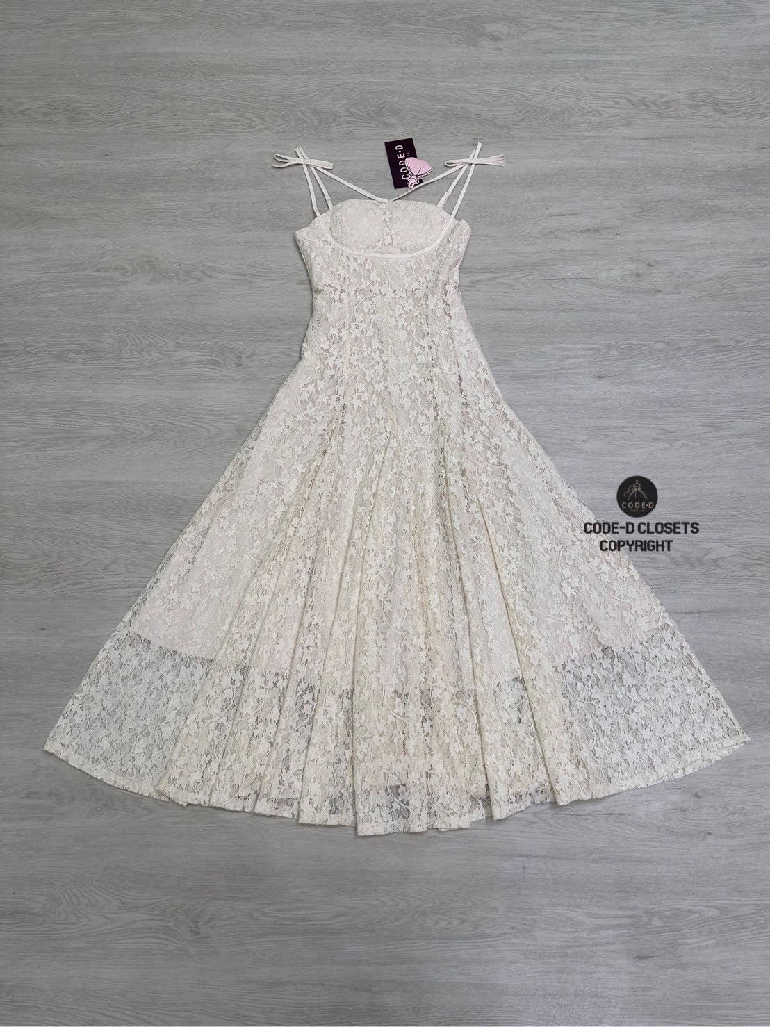 เดรสสายเดี่ยว ลูกไม้สีครีม ดีเทลแต่งสายคู่ เหย็บโบว์ติดช่วงสาย อกเสริมฟองน้ำอย่างดี ซิปหลัง ช่วงอกและเอวเข้ารูป ตัวกระโปรงบานออก มาพร้อมชับในสีเดียวกัน สวยหรู ดู luxury สุดๆ