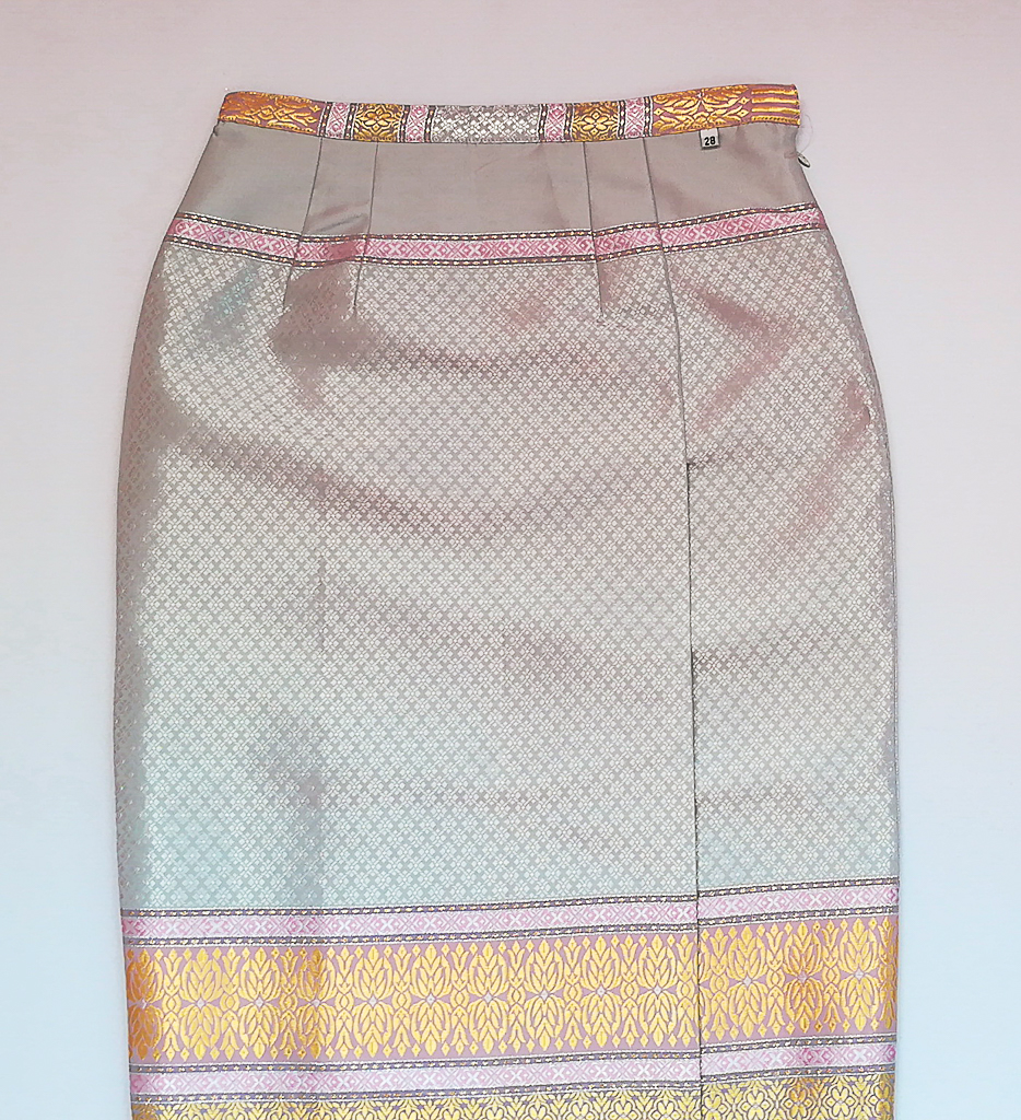 ผ้าถุงไหมสำเร็จรูป (สีเทา ลายสุโขทัย) งานตัดเย็บประณีต อัดผ้ากาวตามสีของผ้าถุง เนื้องานดีเกรด A (รอบเอว 28 นิ้ว)