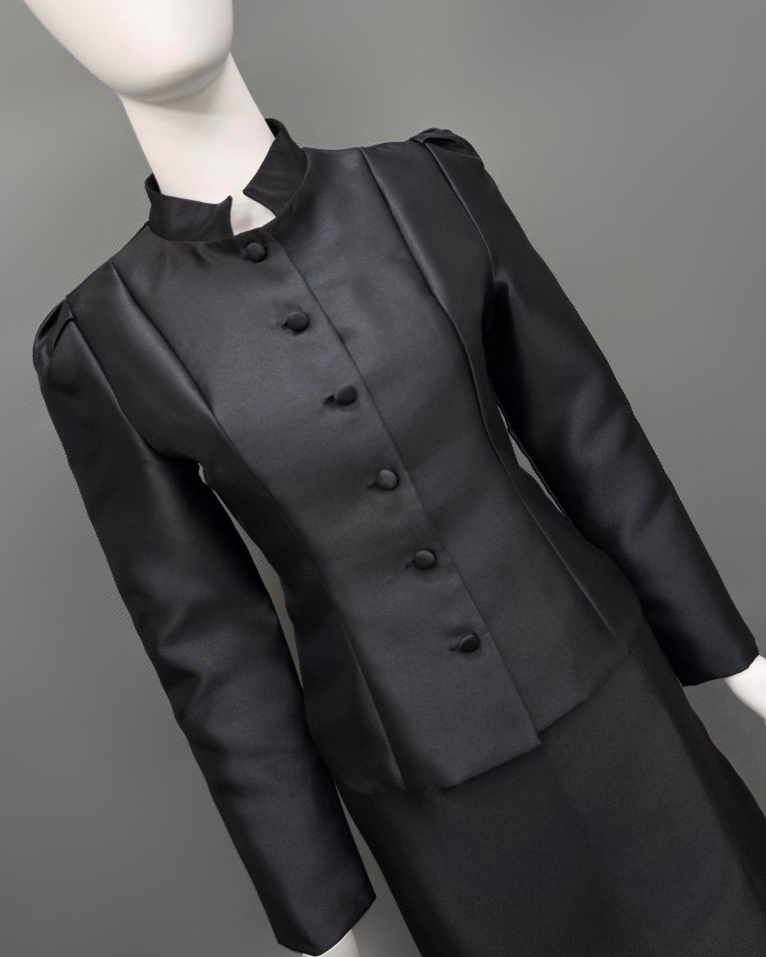 Elegant Black Chitralada Thai Attire Label : LUXE ☑️ เซ็ทเสื้อเข้ารูปผ่าหน้าแขนยาวทรงกระบอก จับคู่กระโปรงป้ายยาวทรงสอบ ☑️ ผ้าปารีส สีดำสนิทมันเงาเล็กน้อย ☑️ สวมใส่สบาย แพทเทิร์นเนี้ยบเข้ารูปกระชับ ☑️ ตัดเย็บอย่างปราณีตด้วยช่างท