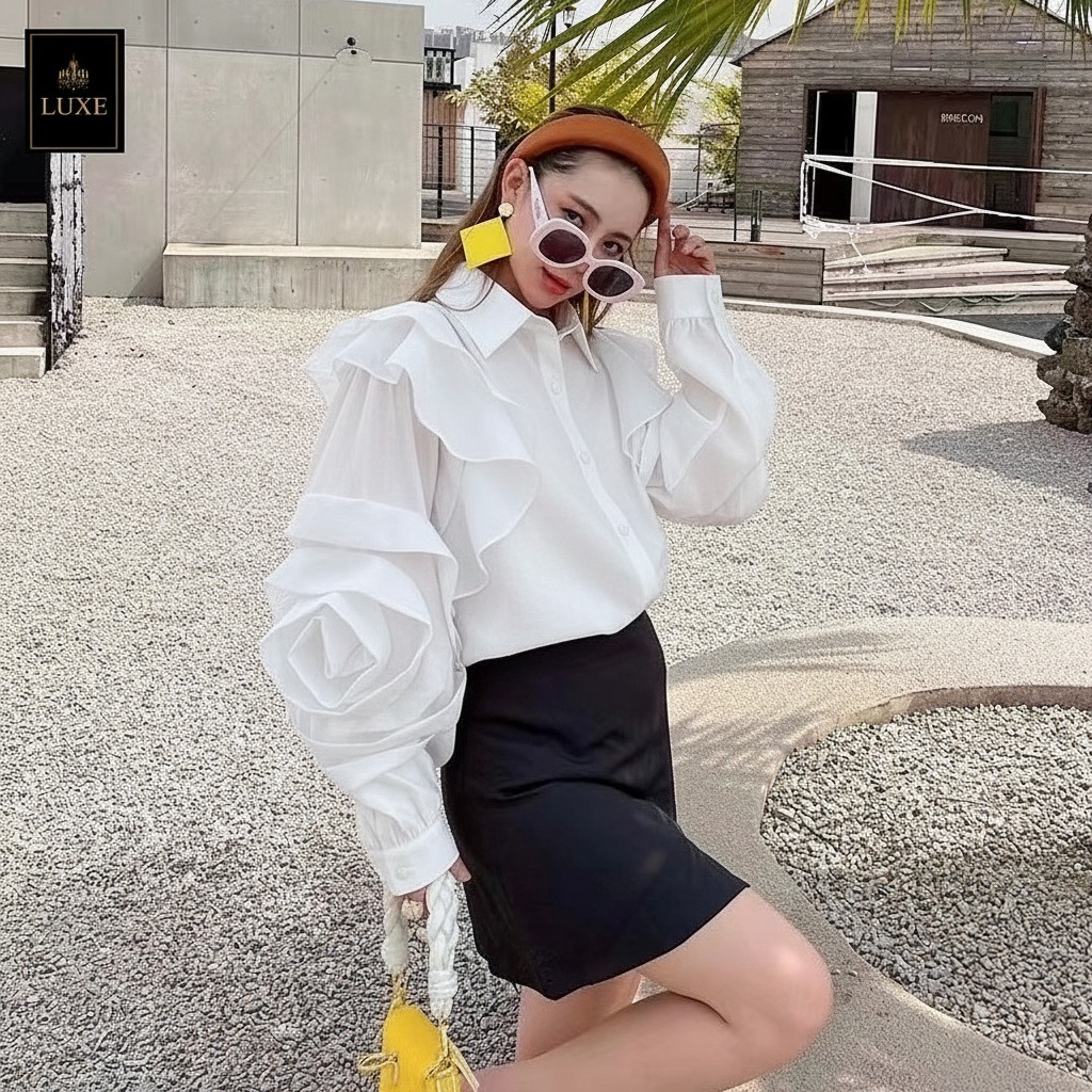 สีขาว Embellished Flower Long Sleeve Shirt เสื้อเชิ้ตคอปกแขนยาว ผ่าหน้าติดกระดุม ดีเทลแขนเสื้อแต่งด้วยผ้าในตัวเป็นรูปดอกไม้ ทำจากผ้าไหมเครปผสมคอตตอน เนื้อนุ่ม โปร่ง