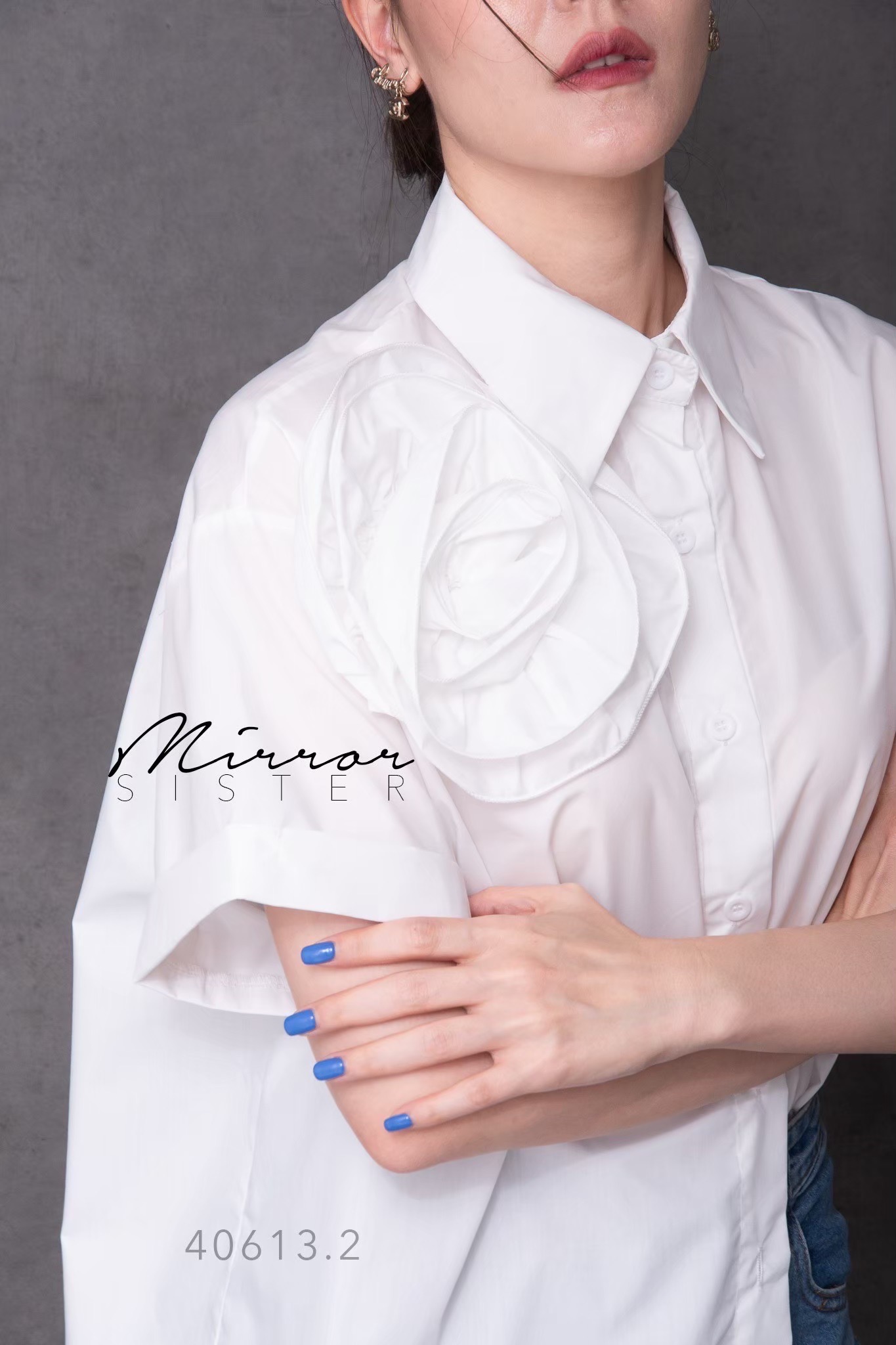 •MiRRoRSiSTER's TiiDA FLoWER SHiRT•• เสื้อเชิ้ตแขนสั้นทรงeasywearใส่ง่าย โดดเด่นที่ดอกไม้ดอกโต1ดอกที่ช่วงไหล่ กระดุมผ่าหน้าเปิดปิดได้ ปลายแขนพับเบิ้ล ใส่แมชกับอะไรก็เก๋ เนื้อผ้าใส่สบาย สวยทุกเฉดสี