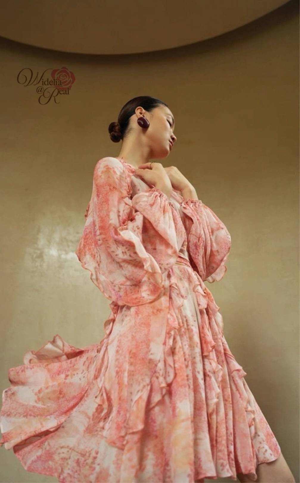 Dress เดรสตัวสั้น ตัวสวย งานเก๋ ใส่สบาย คอวี แขนยาวเย็บระบาย เอวเข้ารูปสวย เย็บระบายรอบตัวกระโปรงดูพริ้วสวย ผ้าพิมพ์ลาย เนื้อผ้าอย่างดี แนะนำเลย รับรองใส่ออกมาไม่ผิดหวัง บอกเลยห้ามพลาดเด็ดขาดงานดีงานสวยจริงต้อง Widelia @ Real