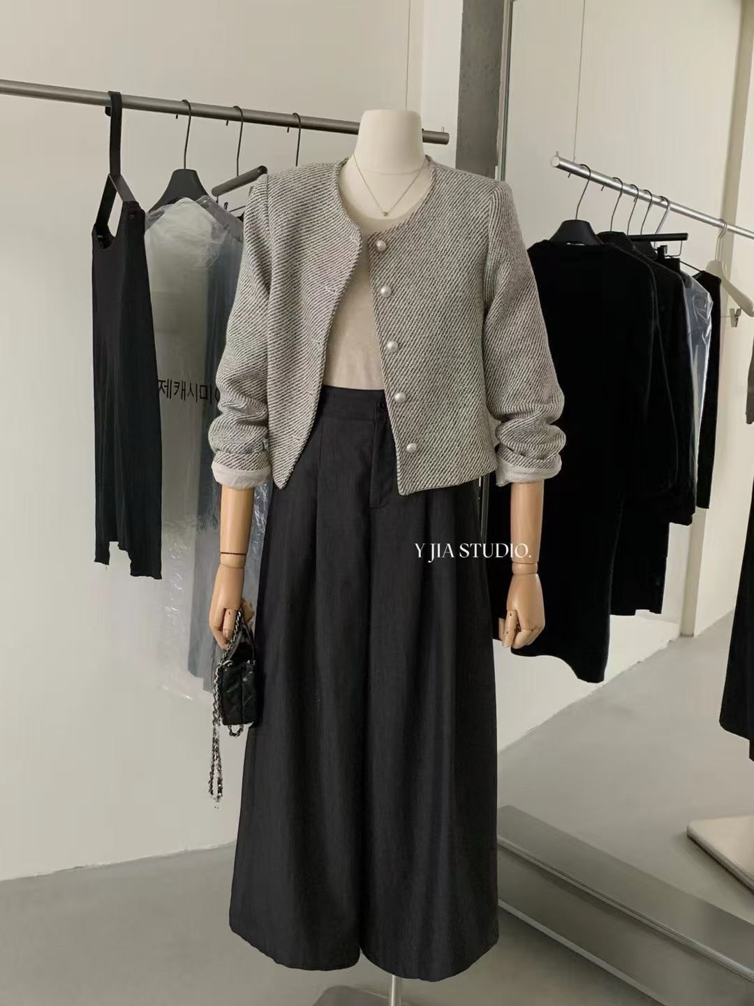 MAYA SHOP 8336# Blazer แขนยาว มีฟองน้ำเสริมบ่า แต่งกระดุมสีเงิน เนื้อผ้าดี มีซับใน