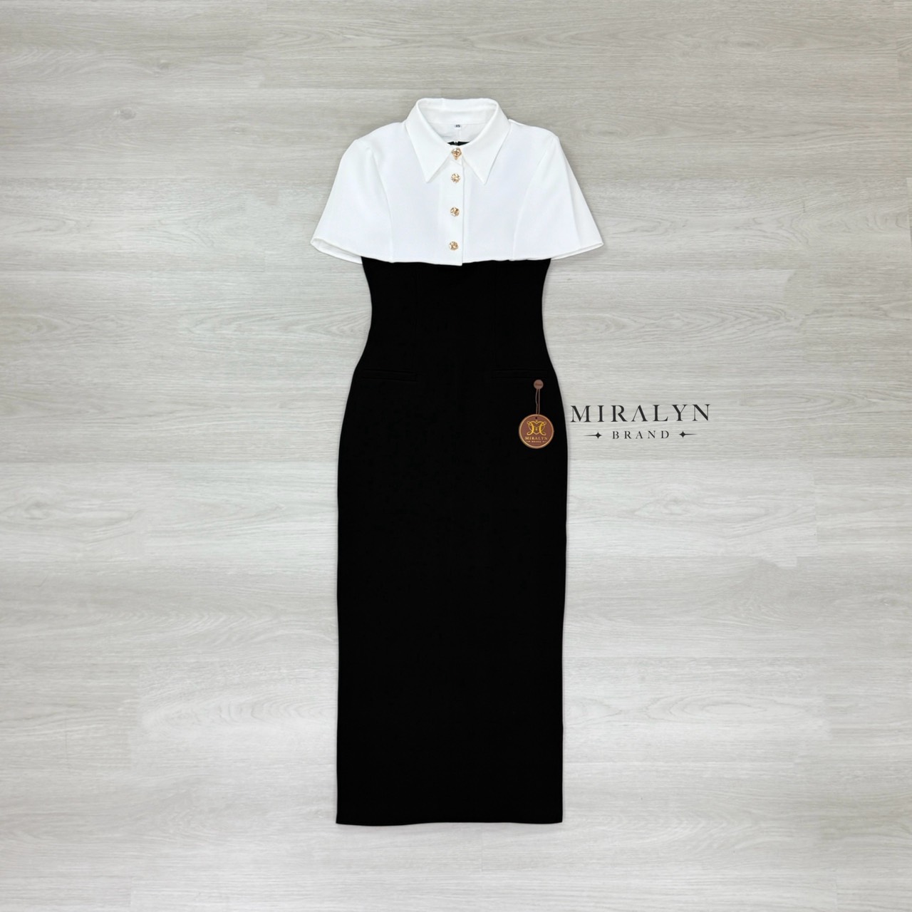 เดรสยาวสีดำพร้อมปกคลุมเสื้อคอปกสีขาวดีเทลกระดุมสีทองสวยมาก เดรสเข้ารูปแขนกุดทรงยาวผ่าด้านหลังอกมีฟองน้ำเสริมและซิปด้านหลัง งานเนื้อผ้าดีมาก การันตีงานคุณภาพ คัตติ้งประณีตใส่ใจทุกรายละเอียดของงาน