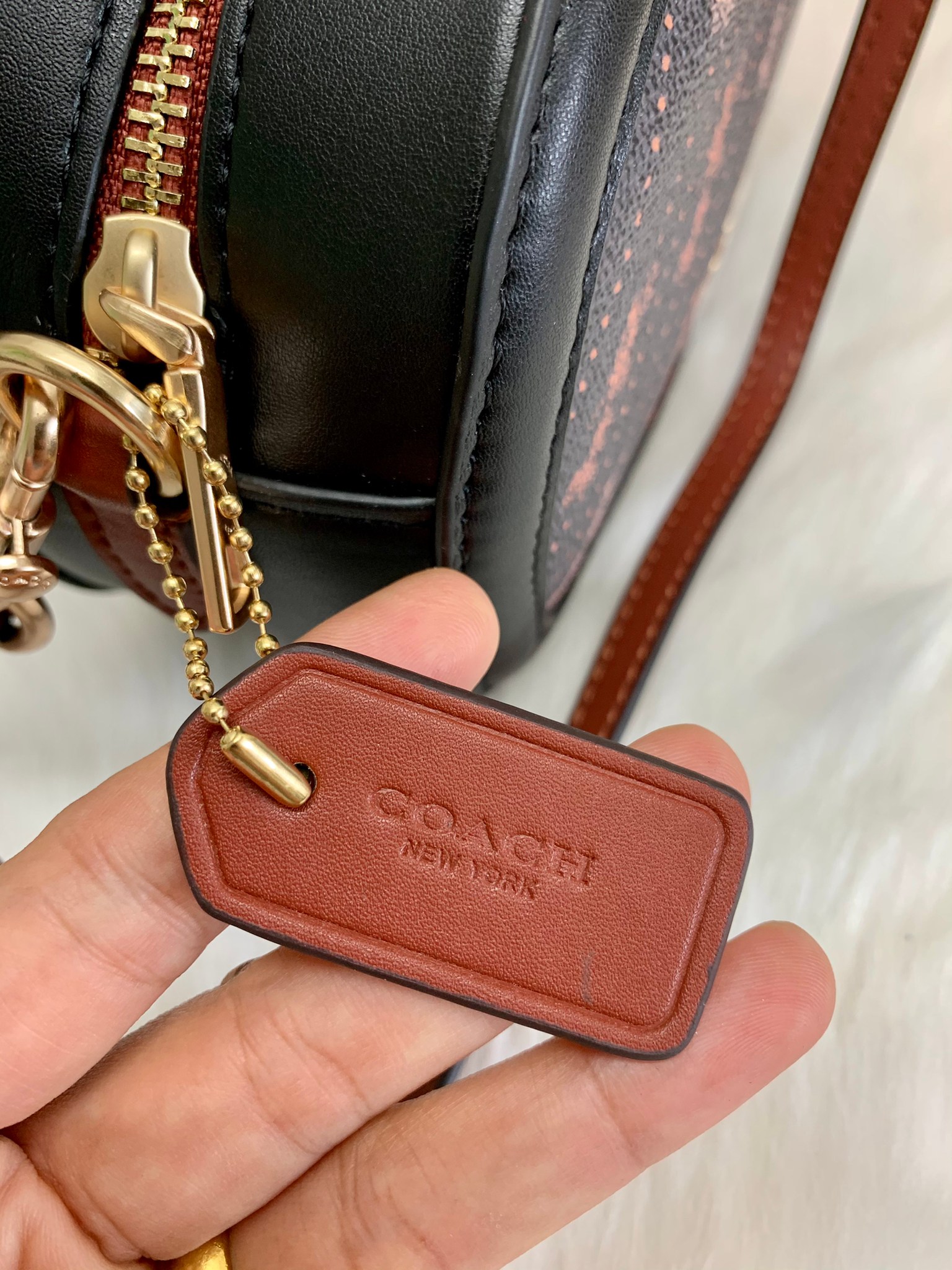 กระเป๋าสะพายทรงกล่องกลมไฮโซน่ารักเก๋ๆ แบรนด์เนมโค้ชสีดำลายรถม้า COACH CAMERA BAG WITH HORSE AND CARRIAGE DOT PRINT ((C4057))