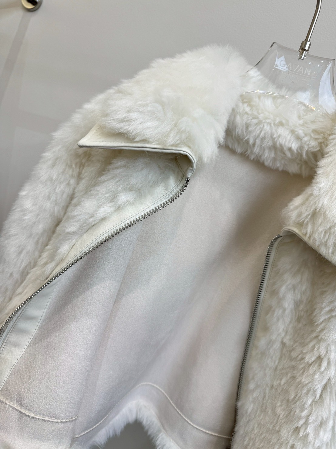 แจ็คเก๊ตเฟอร์แขนยาวคอปก ✔ ดีเทลซิปหน้ายาว ด้านในเป็นผ้าหนังกลับ ✔ ขนเฟอร์นุ่ม ใส่เที่ยวอากาศหนาวได้เลยค่า