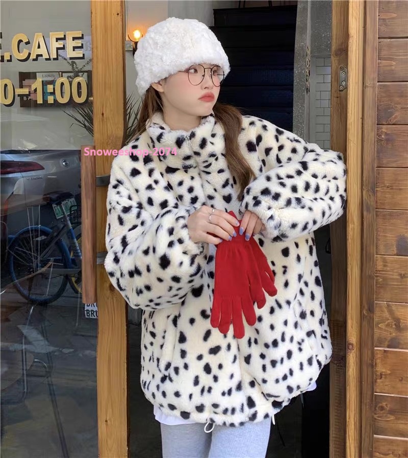 Leopard Lover Must-Have ลายเสือกลับมาแรงอีกครั้ง เสื้อโค้ทขนกำมะหยี่นุ่มฟู ทรงหลวมใส่สบาย สไตล์เกาหลีสุดชิค ใส่เที่ยวต่างประเทศก็ปัง ใส่ในเมืองก็เก๋ อุ่นแต่ไม่อ้วน ใส่แล้วดูแฟสุดๆ ใส่เที่ยวได้ตั้งแต่โซลถึงซัปโปโร พร้อมให้เลือกหลายไซ ใส่ยังไงก็สวยทุกองศา