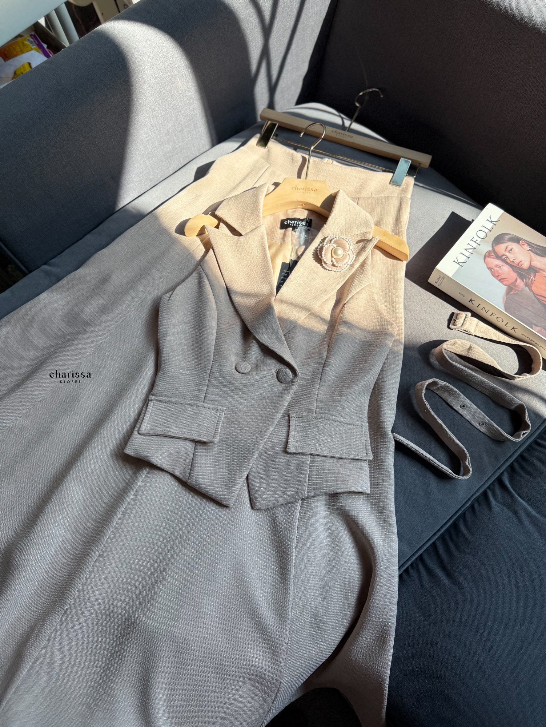 เซ็ทเสื้อแขนกุดทรงเข้ารูปมาพร้อมกับกระโปรงทรงยาวพริ้วว แถมฟรีเข็มขัด ทั้ง3 ชิ้นใช้ผ้าเดียวกันในการตัดเย็บ ตัวเสื้อเก็บทรงเข้ารูปสวยมากก กระดุมปั้มติดได้จริง2เม็ด แต่งกระเป๋าหลอกซ้ายขวา กระโปรงมีซับในอย่างดีเอวเป็นซิปเอวสูงไม่สม้อค ผ้าดีมากกก ใส่ทำงานหรือไ