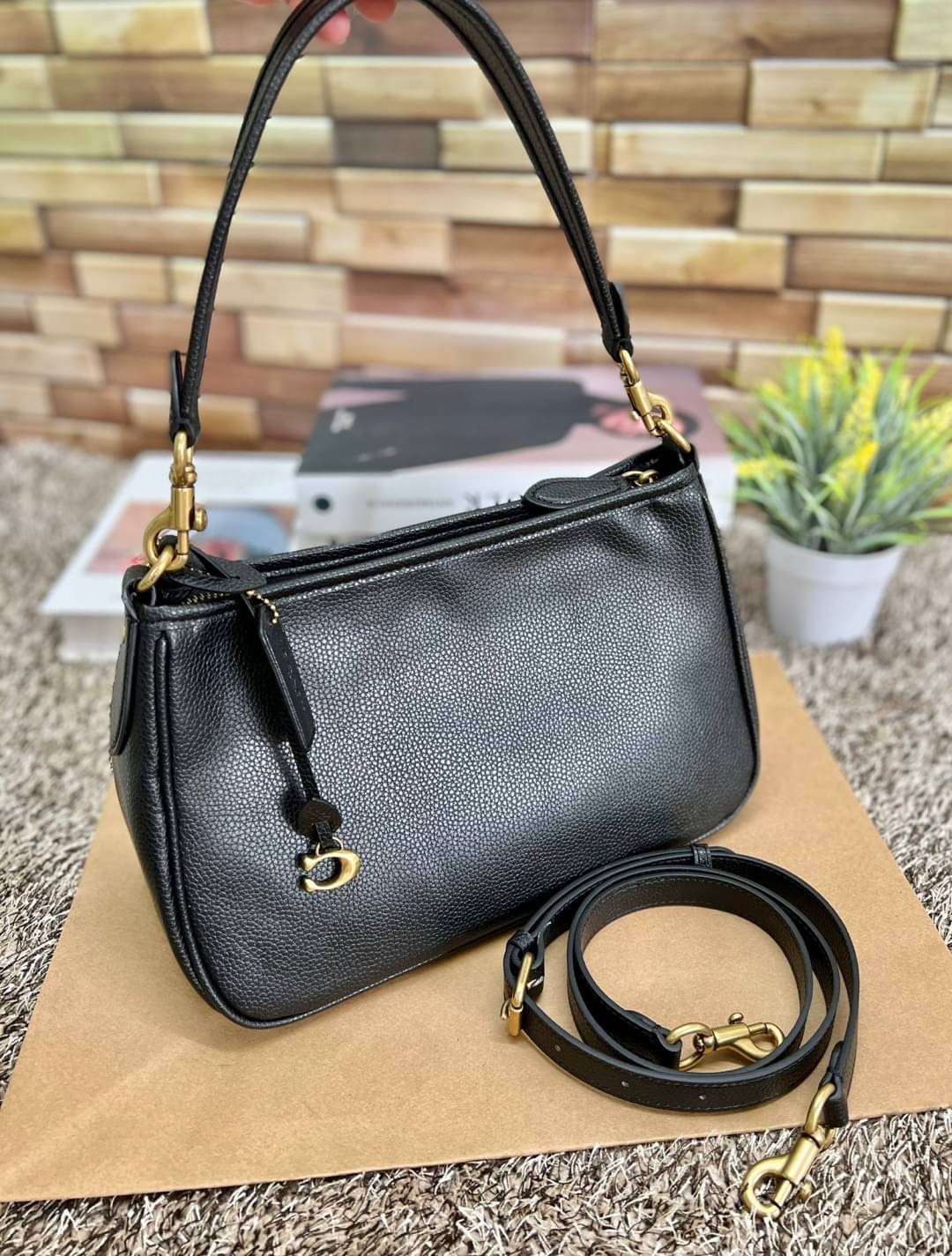 กระเป๋าสะพายไฮโซแบรนด์เนมโค้ชขนาด 11.5 นิ้ว หนังแท้ COACH CARY SHOULDER AND CROSSBODY BAG ((cc437//cc438))