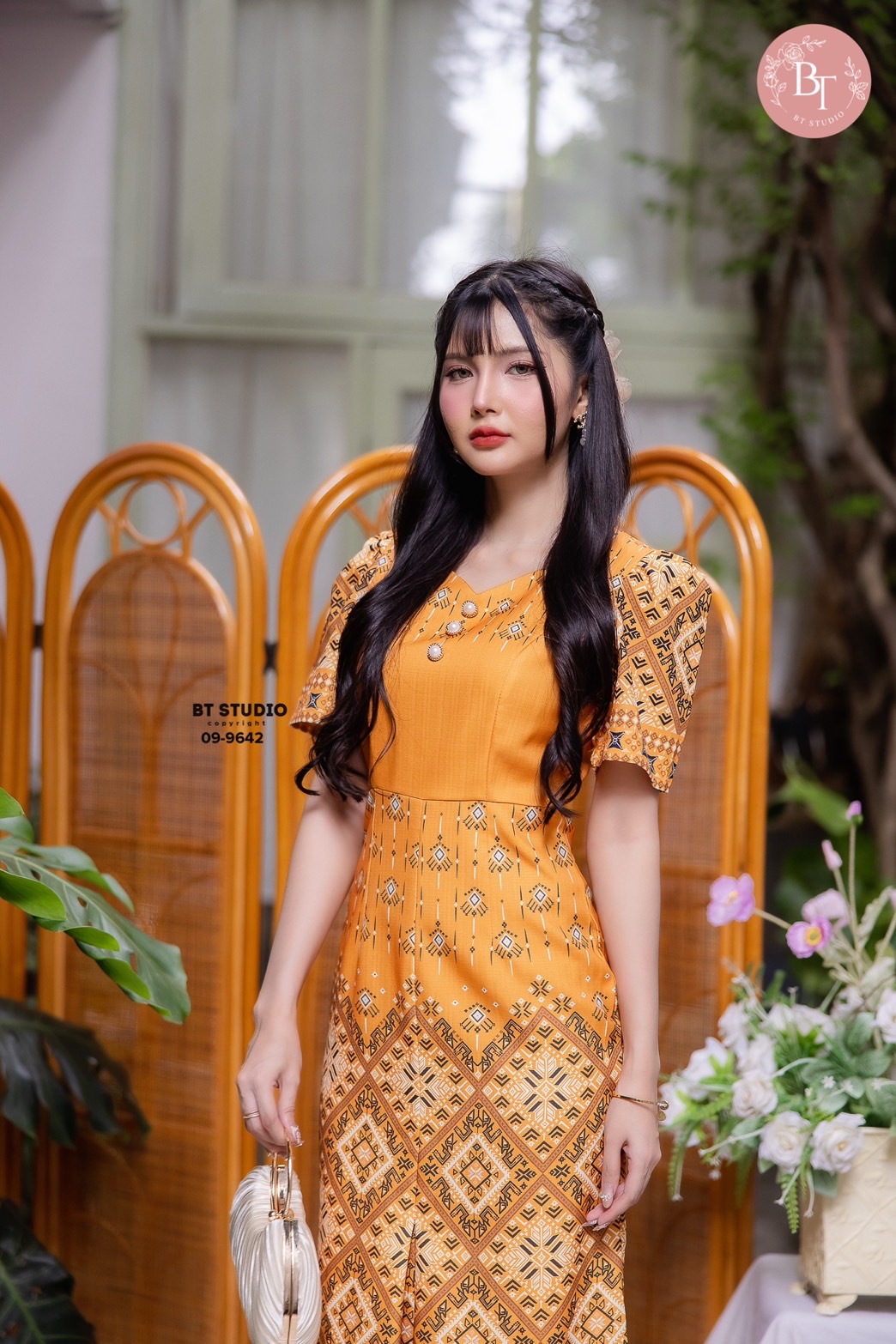 เดรสยาวผ้าไทยดีเทลแต่งคอเว้าเล็กน้อย แขนสั้น แต่งกระดุมมุก 3 เม็ดเรียงกัน ดีไซส์ผ้าพิมพ์ลายไทยประยุกต์ งานสวยเนื้อผ้าดีมีซับในคัตติ๊งสวยจ้า