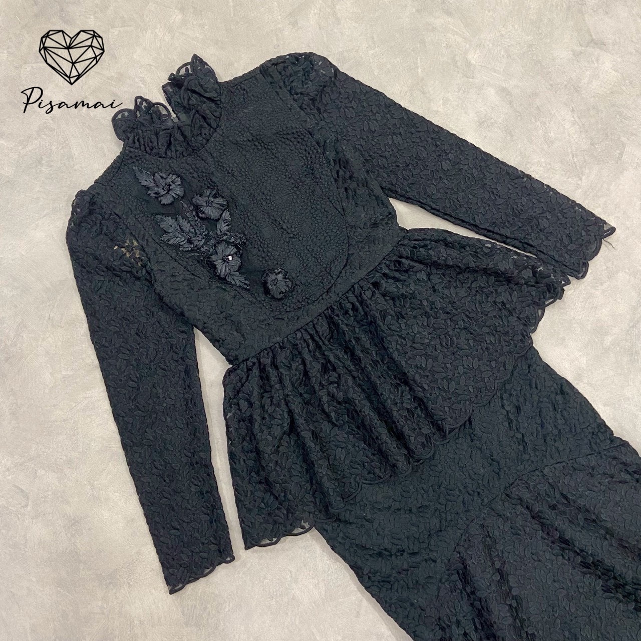 เดรสคอเต่าแขนยาวงานผ้าทอนูนสีดำ ช่วงอกแต่งดอกไม้3D ช่วงชายกระโปรงเป็นงานชายหางปลา ดีเท็ลเนี้ยบทุกจุดทรงตามหากันทั้งประเทศ ต้องมีเลยค่า