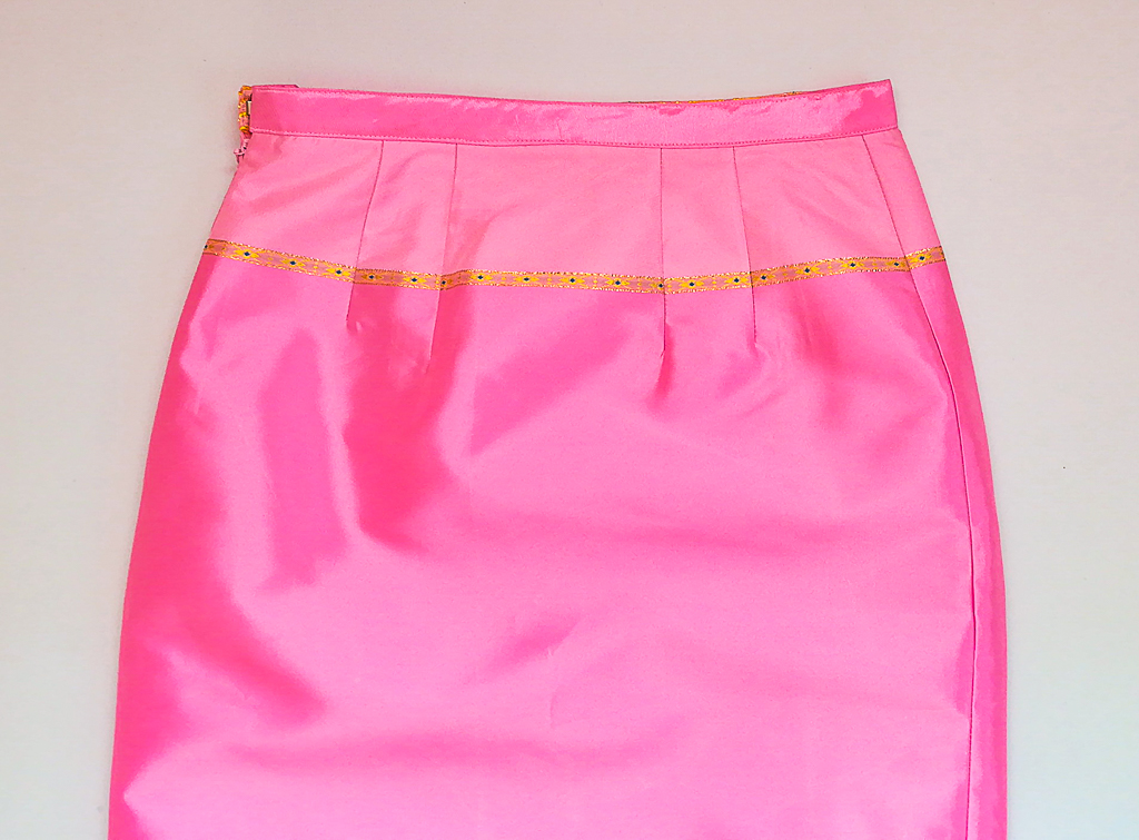 ผ้าถุงไหมสำเร็จรูป (สีชมพู) งานตัดเย็บประณีต อัดผ้ากาวตามสีของผ้าถุง เนื้องานดีเกรด A (รอบเอว 28 นิ้ว)