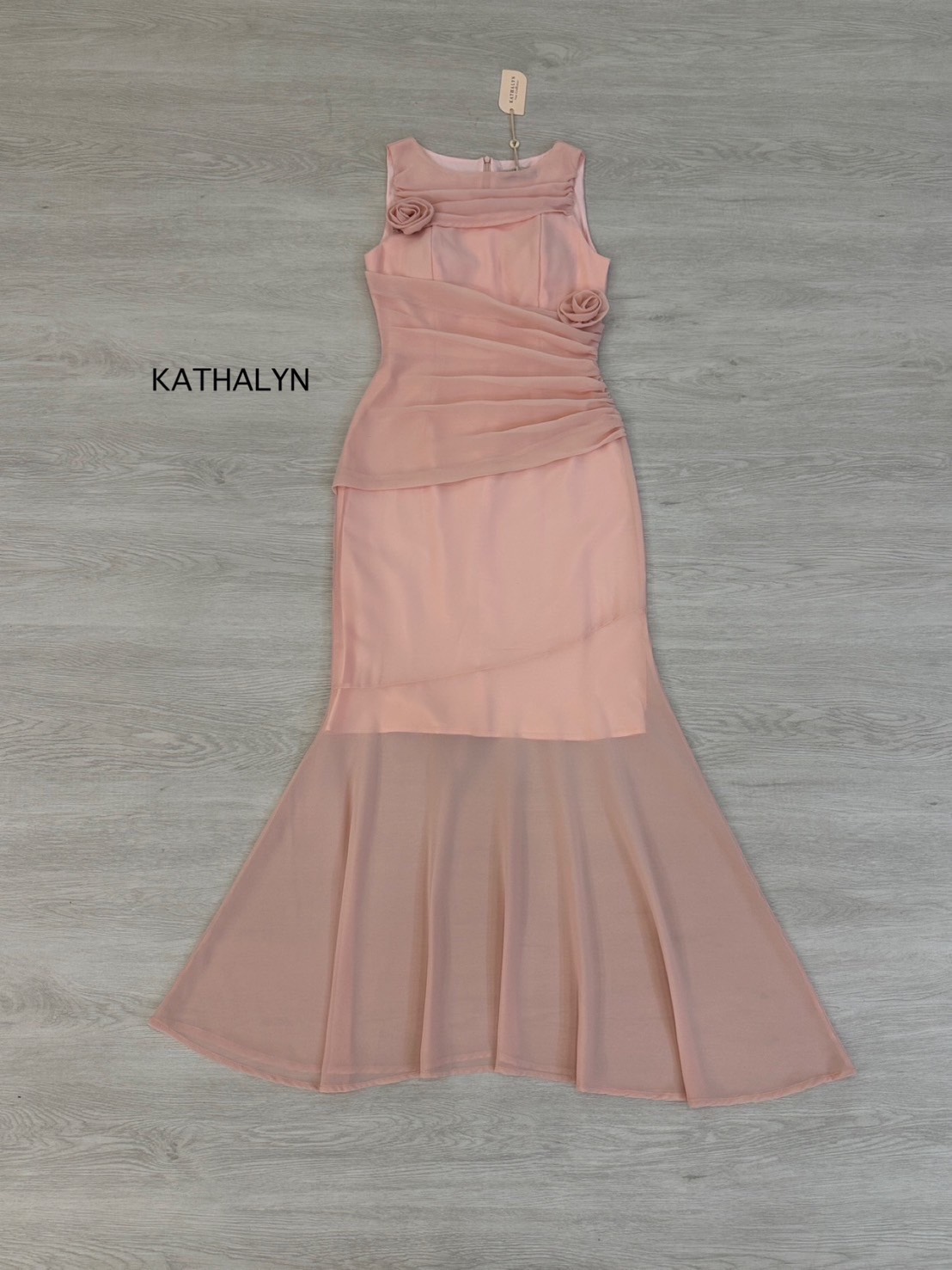 เดรสกระโปรงคอกลม แขนกุด ทรงพอดีตัวใส่กำลังสวย เนื้อผ้าสวยใส่ออกงานหรูหรา สีสวยขับผิว ท่อนหน้าอกและเอวเย็บจับจีบเก๋ๆ มีบลาในตัว ดอกกุหลาบเป็นเข็มกลัดสามารถถอดได้นะคะ ชุดนี้ควรมีติดตู้เพราะใส่ออกได้เข้าสังคมได้หมด