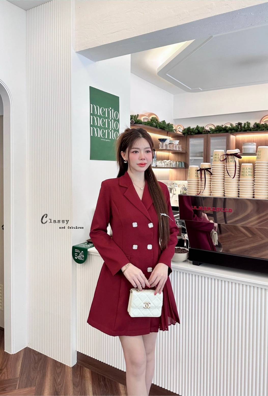 Dress สูท คอปกสูทแขนยาว บ่าเสริมฟองน้ำ ผ้าสูทอัดกาวอย่างดี กระดุมหน้าสวยๆ 6เม็ด และปลายกระโปรงด้านข้างอัดพลีท ผ้าดีมากมีน้ำหนัก มีซับในทั้งตัว งานหรูงานดูแพงเวอร์วัง สวยระดับ10 จัดเลยไม่ผิดหวัง ผ้าดี๊ดี