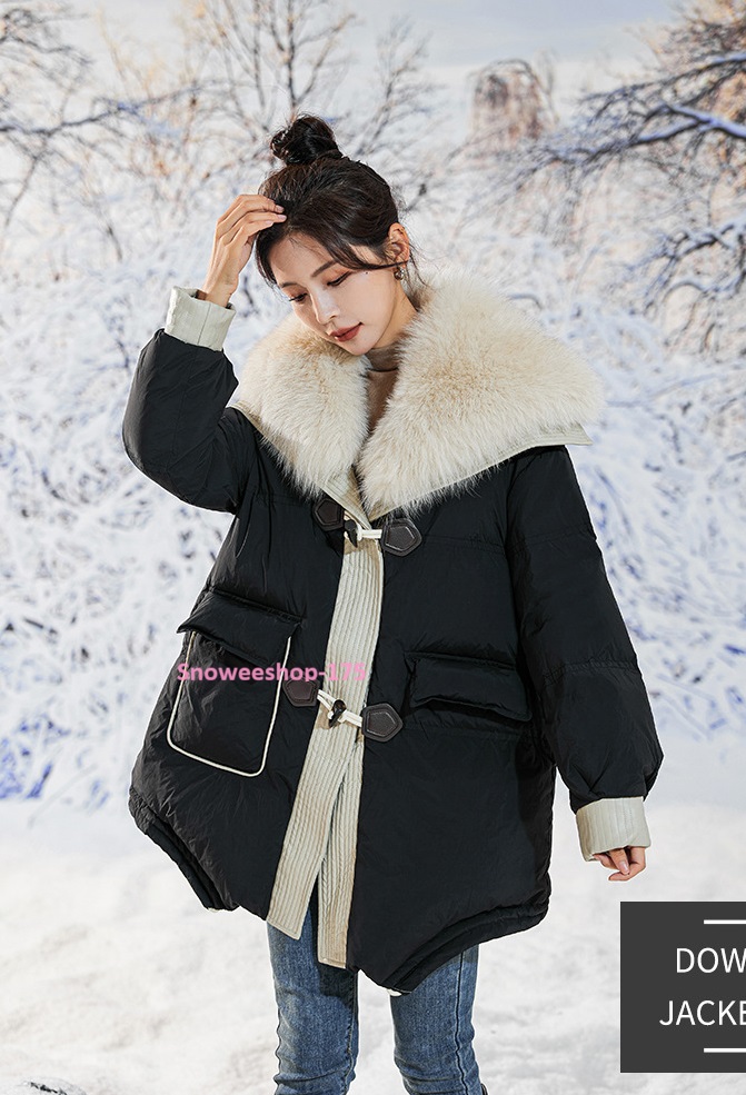 Down Jacket Coat เสื้อกันหนาวของผู้หญิง ทรงโอเวอร์ไซใส่แบบหลวมๆ แต่งปกเฟอร์และกระดุมแบบวินเทจ ผ้าเคลือบสารสะท้อนหยดน้ำ กันหนาว กันลม กันหิมะ ใส่ติดลบได้ดี มี 2 สี