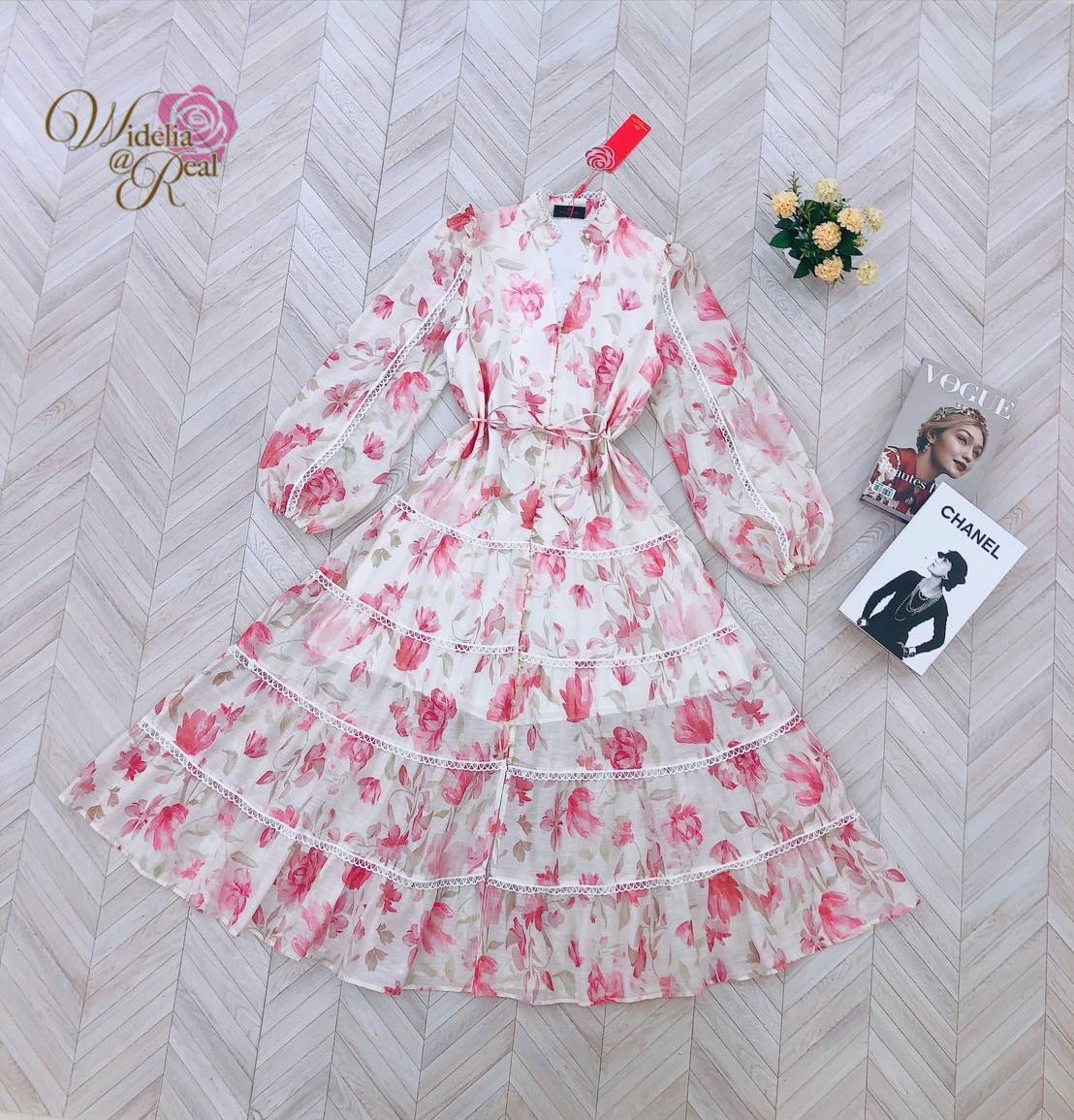 Dress เดรสยาวตัวสวย งานเก๋ ใส่ง่าย เนื้อผ้าสวย งานเกรดพรีเมี่ยม ท่อนแขนยาว ช่วงเอวเข้ารูป ท่อนล่างเดรสทรงเอพริ้วทิ้งตัวสวย ผ้าพิมพ์ลายดอกไม้หวานฉ่ำ แนะนำเลย รับรองใส่ออกมาไม่ผิดหวัง บอกเลยห้ามพลาดเด็ดขาดงานดีงานสวยจริงต้อง Widelia @ Real