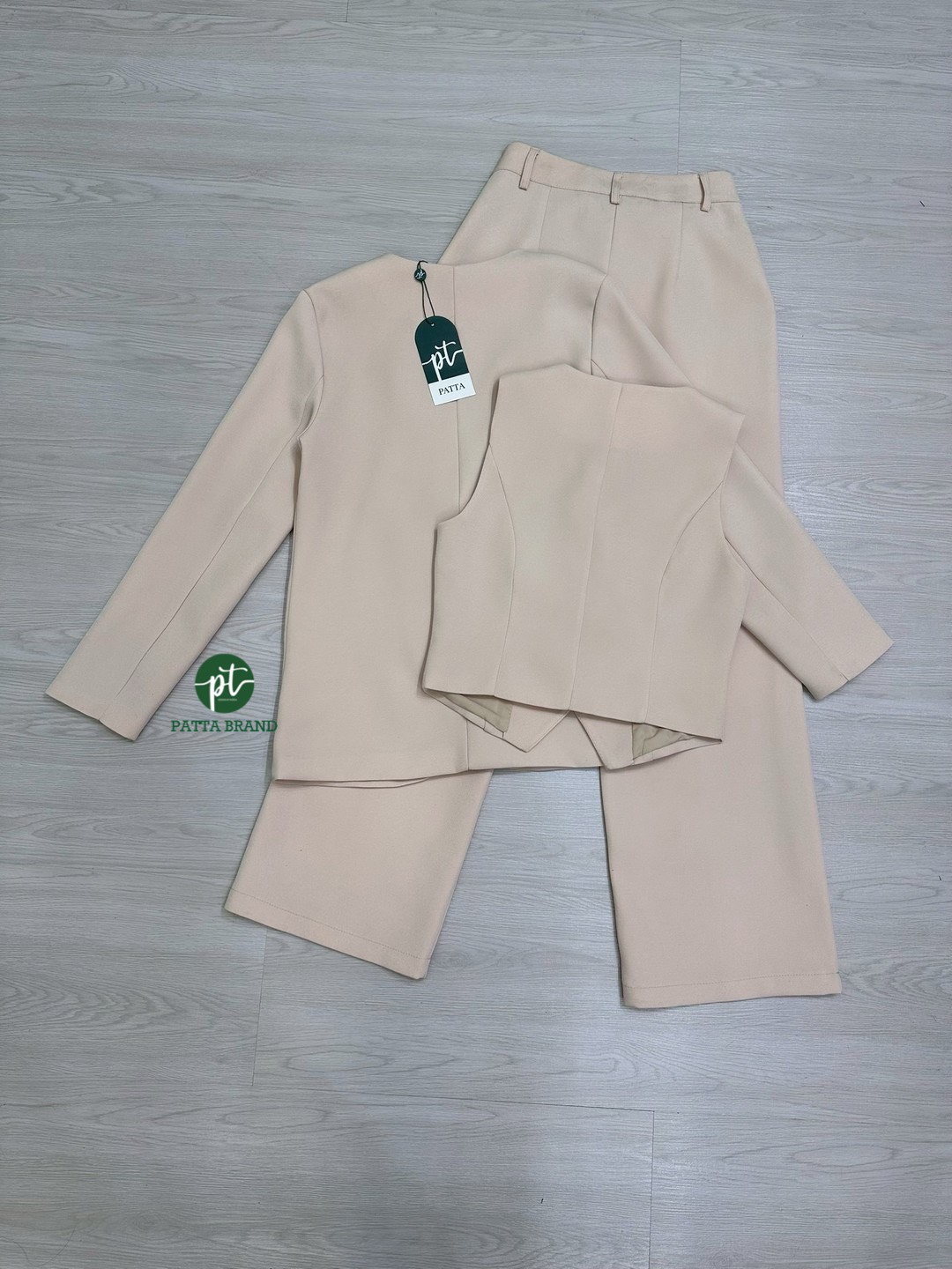 Set 3ชิ้น เสื้อคลุมสูทแขนยาว ดีเทลคอตัวยูลึก มีกระดุมหน้า มีกระเป๋าใช้งานได้จริง มาพร้อมเสื้อแขนกุดตัวในมีกระดุมเรียงยาว ใส่แม๊ทช์คู่กันลงตัวมากๆ และมาคู่กางเกงขายาวทรงกระบอกทรงสวย มีกระดุมซิปหน้าและมีกระเป๋า2ข้างเก๋ๆ เย็บซับในอย่างดี ใส่แมทช์ครบเซตลงตัวม