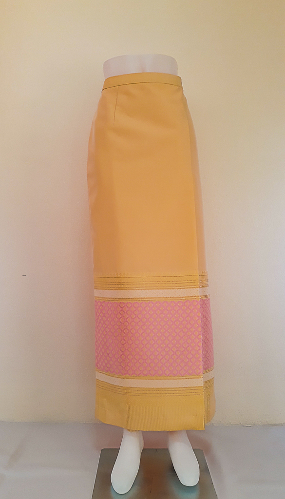 ผ้าถุงไหมสำเร็จรูป (สีครีม) งานตัดเย็บประณีต อัดผ้ากาวตามสีของผ้าถุง เนื้องานดีเกรด A (รอบเอว 32 นิ้ว)