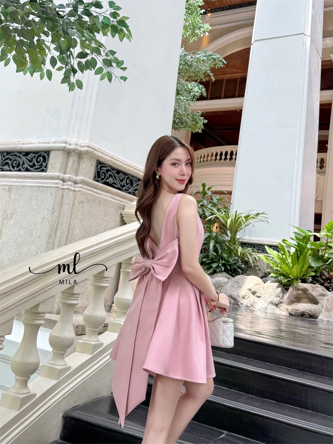 เดรสสั้นสีชมพูเรียบหรู ลุคคุณหนูสวยคลีน 🕊️ ดีไซน์คอกว้าง แขนกุด เผยไหล่สวยอย่างมีคลาส พร้อมดีเทลเว้าหลังเบาๆ และมีเข็มกลัดโบว์ให้1ชิ้น เพิ่มความเซ็กซี่แบบแพงๆ