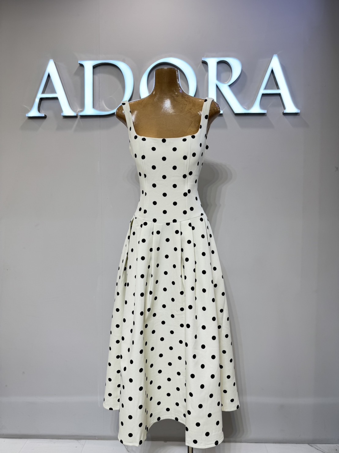 แม๊คซี่เดรสดีไซน์น่ารักๆใส่ง่ายๆในช่วงนี้ แนะนำตัวนี้เลยค่ะ สาวๆ แม๊คศี่เดรส ดีไซน์สายเดี่ยว คอเหลี่ยม เนื้อผ้าเคลือบหนา