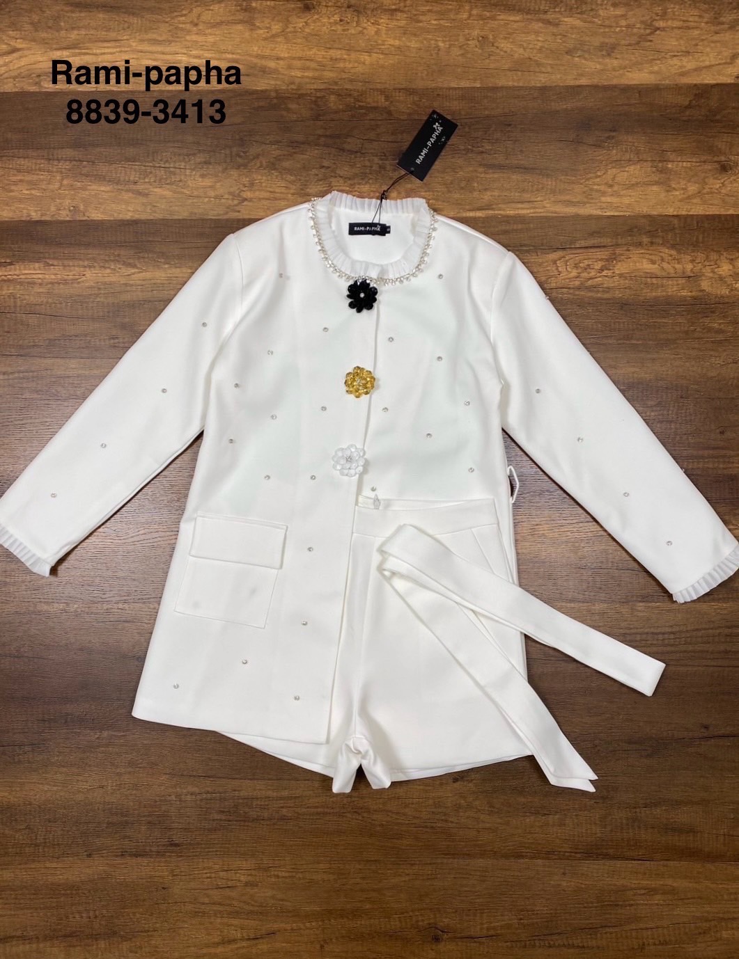 Label :: RAMI-PAPHA(รมิปภา) ชุดเซต เนื้อผ้างานสูทอย่างดี สวมใส่สบาย เสื้อแขนยาวดีเทลแต่งระบายรอบคอและปลายแขน แต่งเพรชสวยหรู แต่งกระดุมหรูหราโดดเด่น ดีเทลละเอียดทั้งชุด กระเป๋าใช่งานได้จริง ซับในงานสูทแท้อย่างดีทั้งตัว
