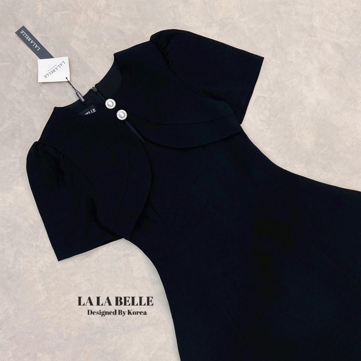 เดรสสีดำผ้าสูทรุ่นฮอตผ้าดีมากเข้าเพิ่มแล้วค่ะคอกลมแขนสั้นแต่งกระดุมช่วงคอด้านหน้าเหมือนคลุมไหล่เอวเข้าทรงตีเกล็ดหน้ากระโปรงยาวทรงสวยใช้ผ้าเยอะมากผ้าสูทอัดกาวอย่างดีงานละเอียด