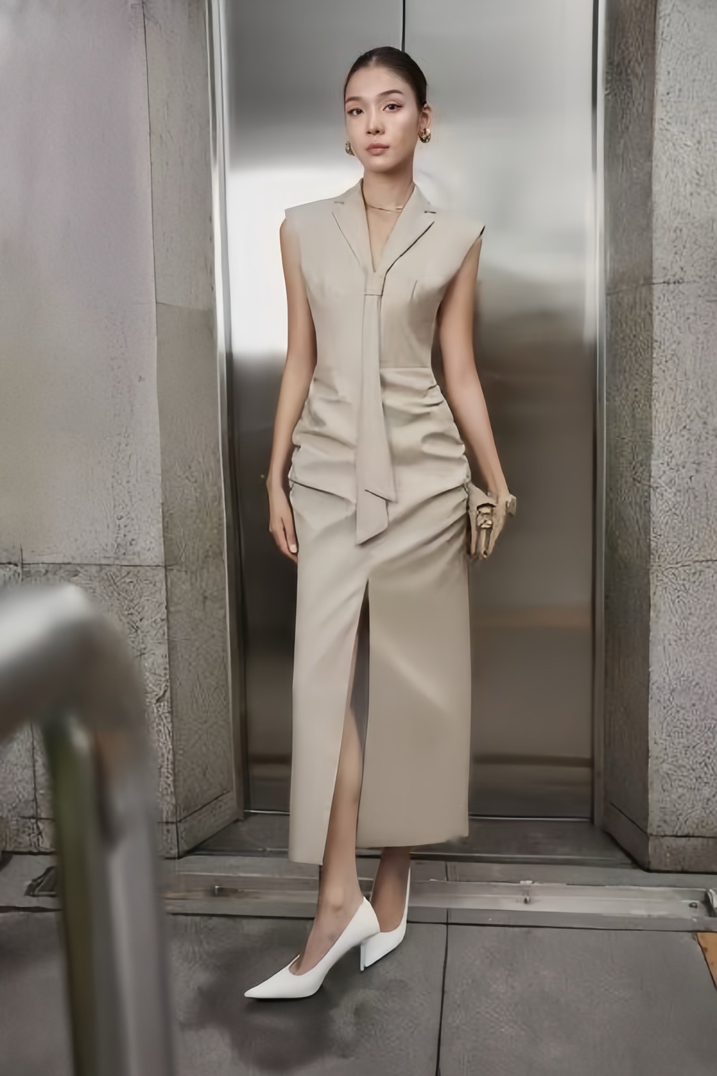 เดรสคอปกแขนกุดตัวยาวแต่งเท็คไนท์ชิคๆ ทรงผ่าหน้า classy สุดๆ ใส่vacayถ่ายรูปกับแก๊งค์เพื่อนๆไม่มีผิดหวังเลยค่า ห้ามพลาดเลยน้าตัวนี้