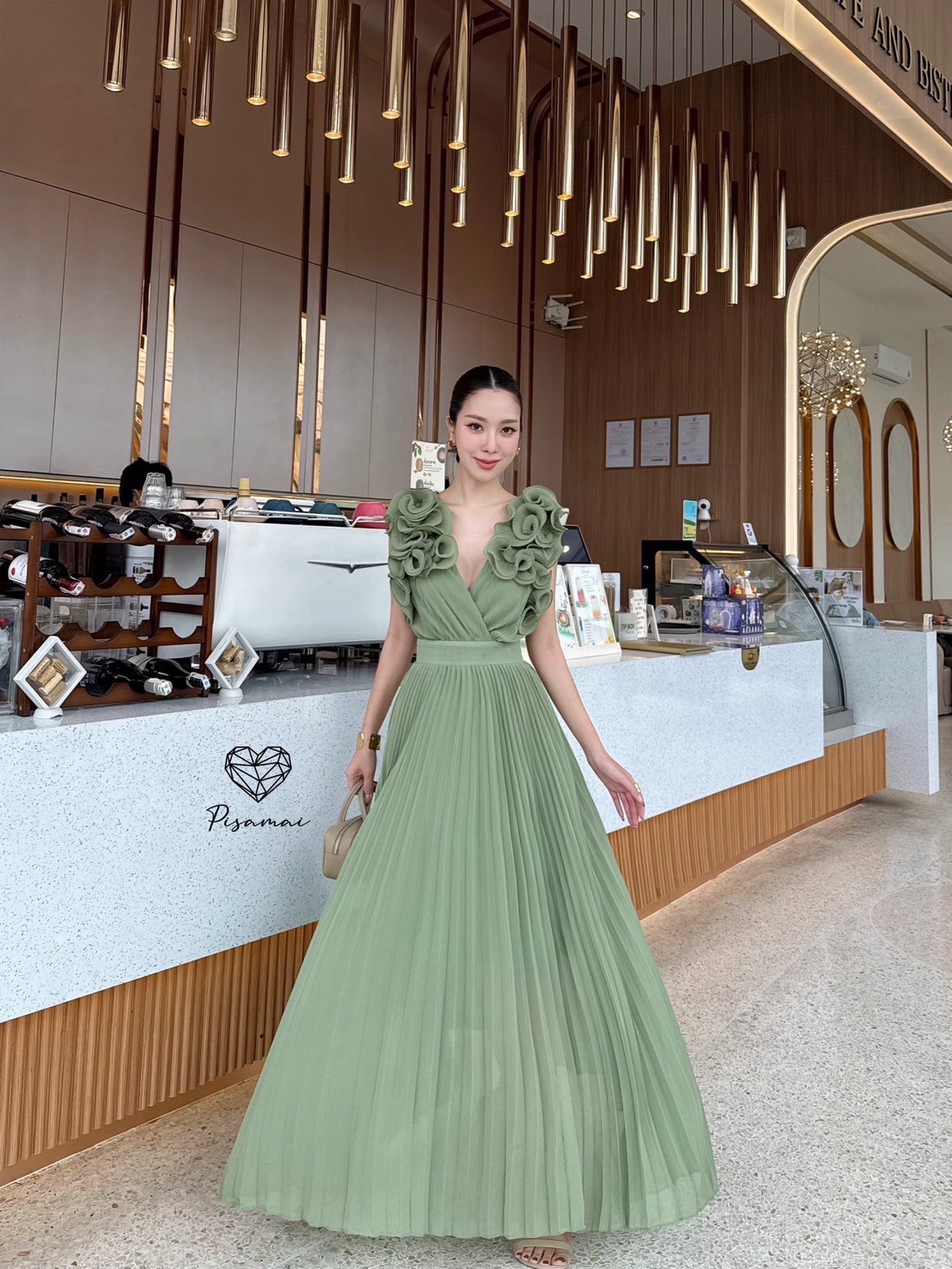 เดรสแขนกุดพลีตสีเขียวตัวยาวแต่งดอกไม้ 3Dช่วงแขน ใช้ผ้าเยอะมาก ใส่สวยมากกกก