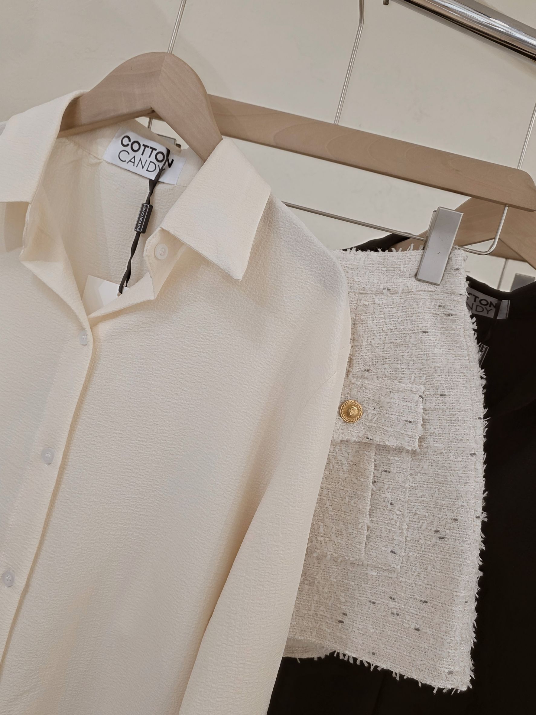 Tag#cottoncandy ชุดเซทสุดเริ่ดมาแล้วคร่าาาา รถ่นนี้บอกเลยคุ้มมาก มา2ชิ้น ตัวเสื้อดีเทลเก็สุดๆ กางเกงผ้าชาแนลสวยจึ้งมากๆ รุ่นนี้ใส่เข้ากัยแบบจึ้งแน่นอนคร่าาาาาา