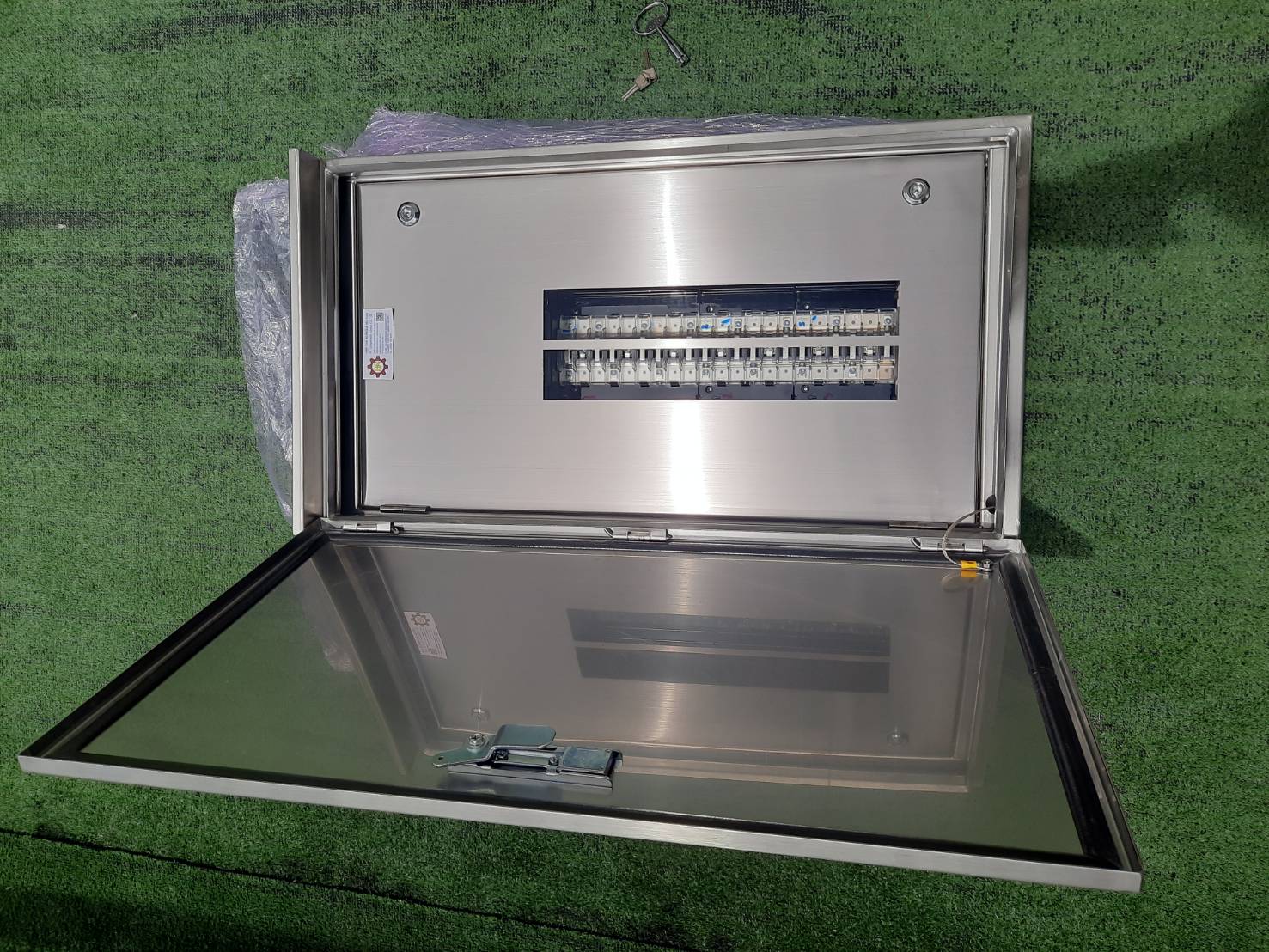 Main LUG 250A ตู้สแตนเลส 304 มีหลังคาสโลป W450xH800xD152mm. (42ช่อง)