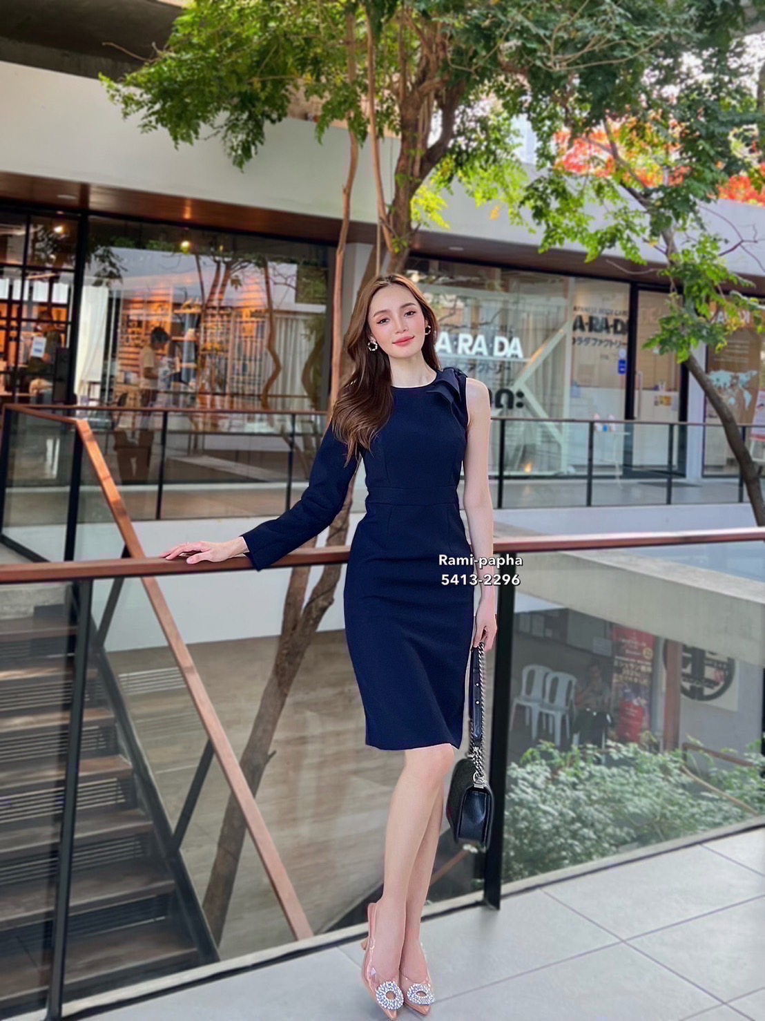 เดรส เดรสสีกรมสุดหรู ดีเทลแต่งโบว์ใหญ่อลังการด้านซ้ายสวยโดดเด่น ดีไซน์ด้านขวาแขนยาวสวยเก๋ มีฟองน้ำจัดให้ทรงสวย ชายกระโปรงด้านหลังผ่าขึ้น ซับในอย่างดีทั้งตัว ซิปหลัง