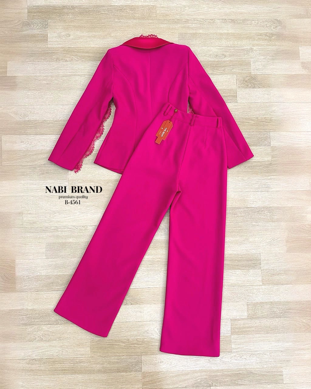 Set 2ชิ้น เสื้อคลุมช่วงแขนผ่าแต่ง ผ้าลูกไม้ ปกคอตัดด้วยผ้าเงามัน แต่งกระดุม 1เม็ด กระเป๋าใช้งานได้จริง มาคู่กับ กางเกงขากระบอกใหญ่ งานซิบหน้าตะขอ กางเกงมีกระเป๋าด้วยค่ะ งานมีซับ ทั้งเซ็ต สูทเสริมไหล่ ใส่สวยดูมีมิติโดดเด่น ดูแพงมากค่ะ ผ้าดีคุ้มเกินราคา พลา