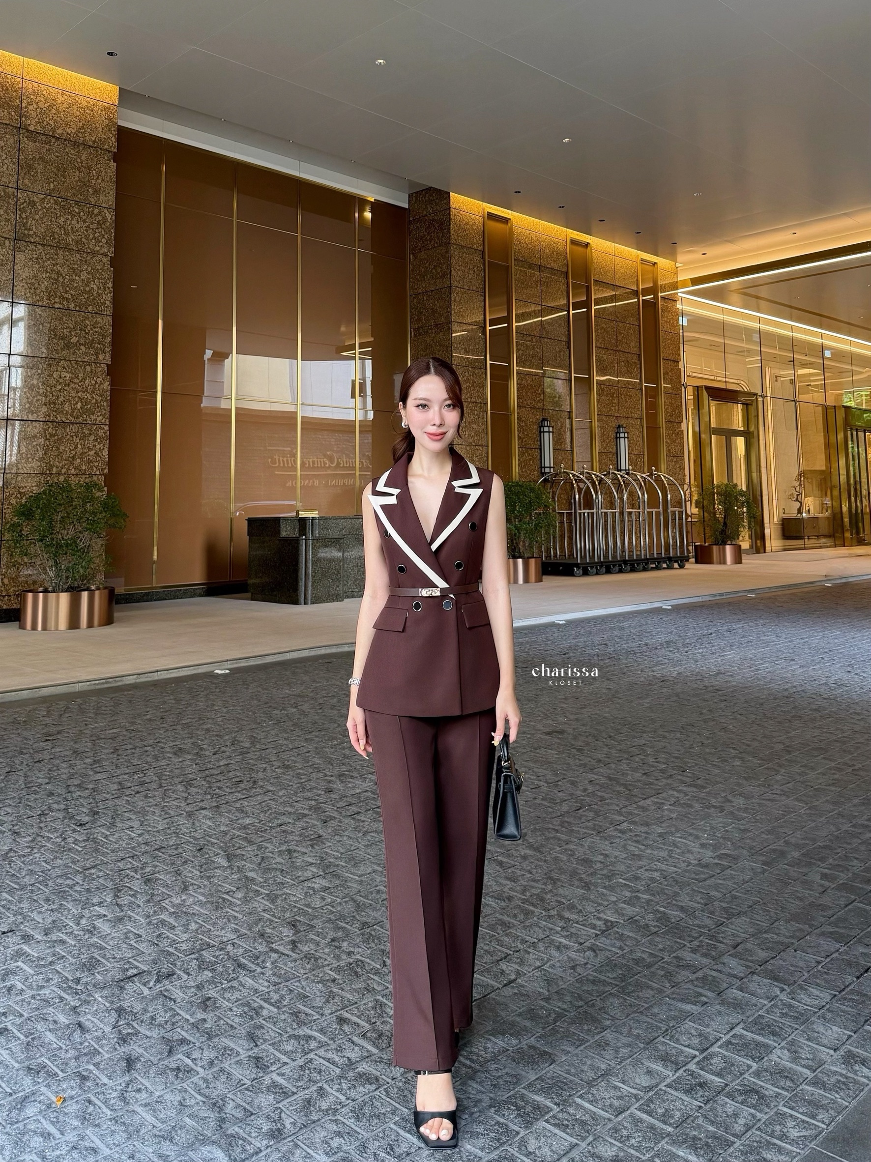 Tag: CHARISSA KLOSET 📌เซ็ท 3 ชิ้น: เสื้อแขนกุด+กางเกง+เข็มขัด ชุดเซ็ตกางเกงและเสื้อกั๊กสูททรงเท่ ทรงสวย เข้ารูปพอดีตัว เนื้อผ้าพรีเมียม ใส่สบาย ยับยาก เพิ่มเสน่ห์ด้วยดีเทลขอบตัดสีตัดกันอย่างมีระดับ 🤎🤍 ดีไซน์ double-breasted เรียบหร