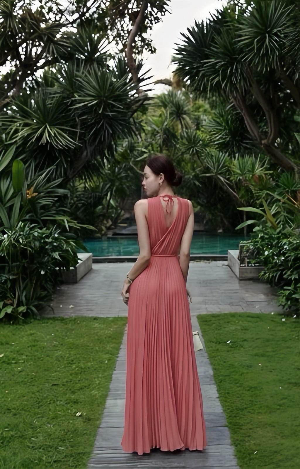 เดรสแขนกุดพลีตสีชมพูตัวยาว มาพร้อมเชือกสานผูกเอว ราคานี้มือต้องไวเลยค่า รุ่นนี้ใส่สวย เนื้อผ้าดีมากกกกกกก ห้ามพลาดเลยค่า