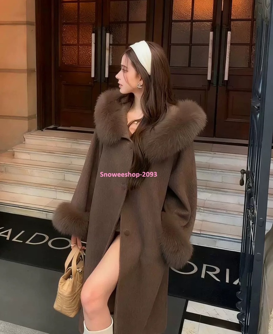 ผ้านุ่มนิ่มมาก ใส่สบายไม่คัน โค้ทขนเฟอร์ตัวนี้คือ ของมันต้องมี สำหรับทริปหน้าหนาว ซับในหนา อบอุ่นจริง ใส่เที่ยวยุโรป เกาหลี ญี่ปุ่น เอาอยู่ มีให้เลือก 4 สีแบบผู้ดีทุกสี