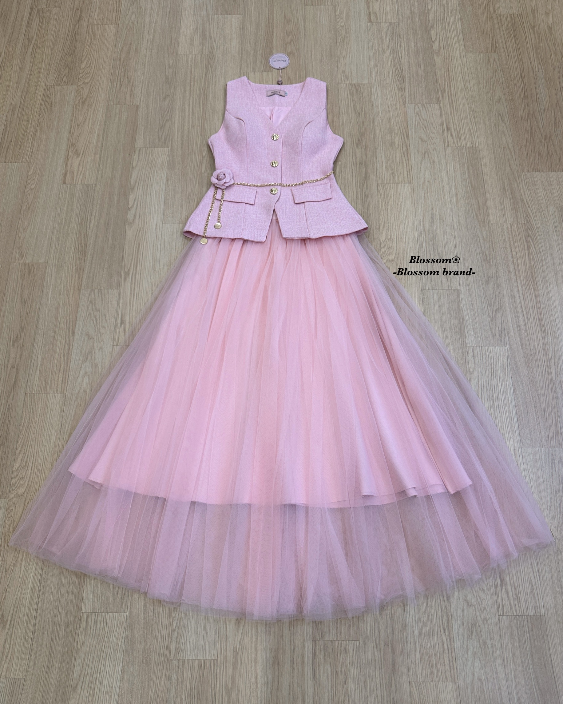 Setเสื้อแขนกุด แต่งกระดุมสีทองด้านหน้า เนื้อผ้าทวิตไม่หนามาก มีฟองน้ำในตัว แมทช์กับกระโปรงยาวพองสวย มีเข็มขัดโซ่ดอกไม้แถมให้ด้วยนะคะ เนื้อผ้า แพทเทรินสวยสุดๆ ใส่แล้วเป๊ะมาก ใส่ได้ทุกโอกาศ เรียบหรูแต่ดูแพงมากคะ