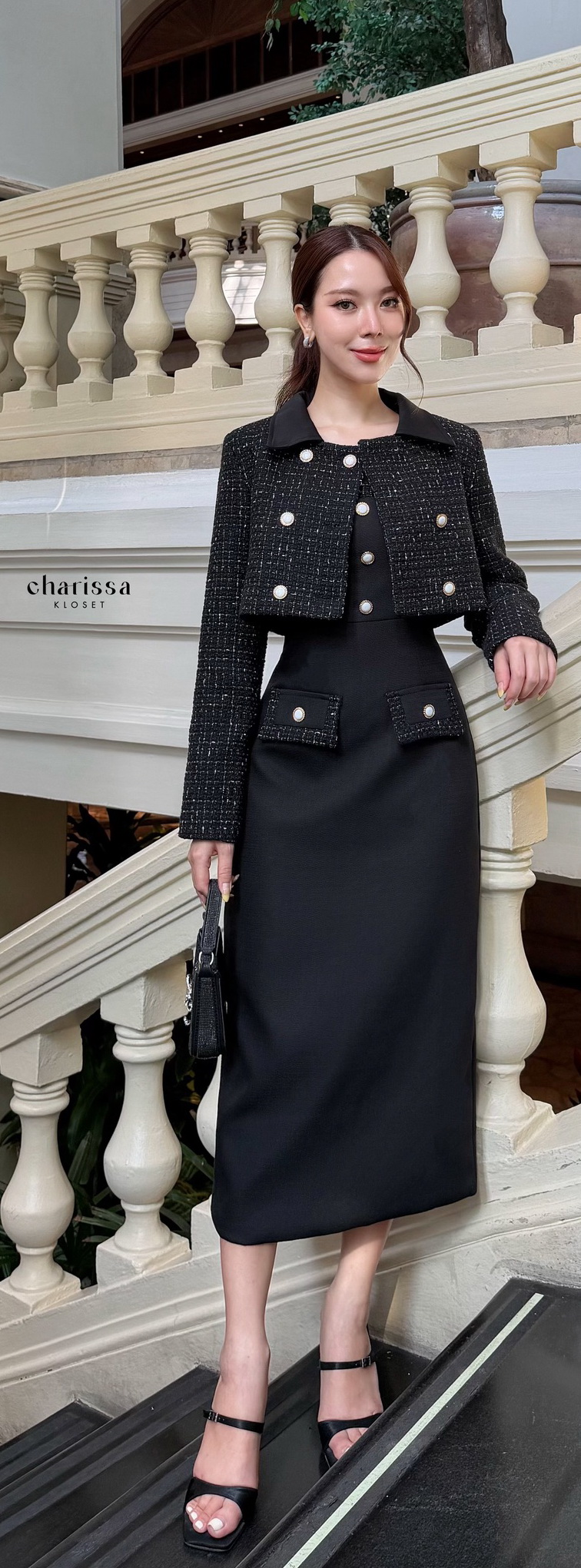 เซ็ทเดรส+เสื้อครอปสั้น งานหรูมาก รุ่นนี้ผ้าพรีเมี่ยมทวิตที่ทางร้านสั่งตัดพิเศษ ตัวเดรสมีซับในทั้งชุดเดรสใช้ผ้าทวิตญี่ปุ่น ด้านหน้าแต่งกระดุม 3 เม็ดเพิ่มความน่ารัก แต่งกระเป๋าหลอกซ้าย ขวา ซิปหลัง เดรสด้านหลังผ่าหลังขึ้นมาเล็กน้อยทำให้เดินได้สะดวก เดรสสามาร